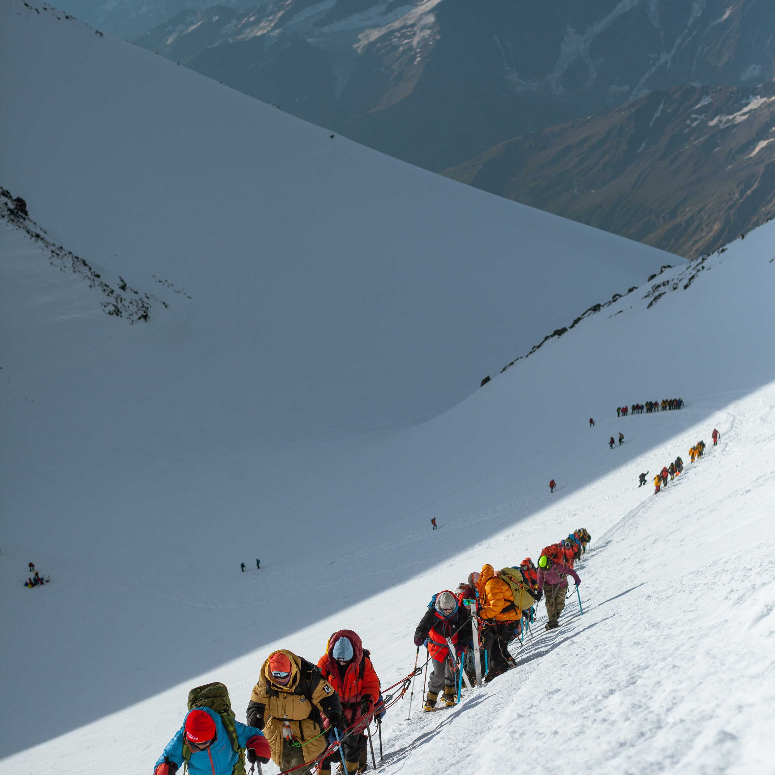 Две вершины Эльбруса. Штурм. Уникальные экспедиции — LUCKY CLAN