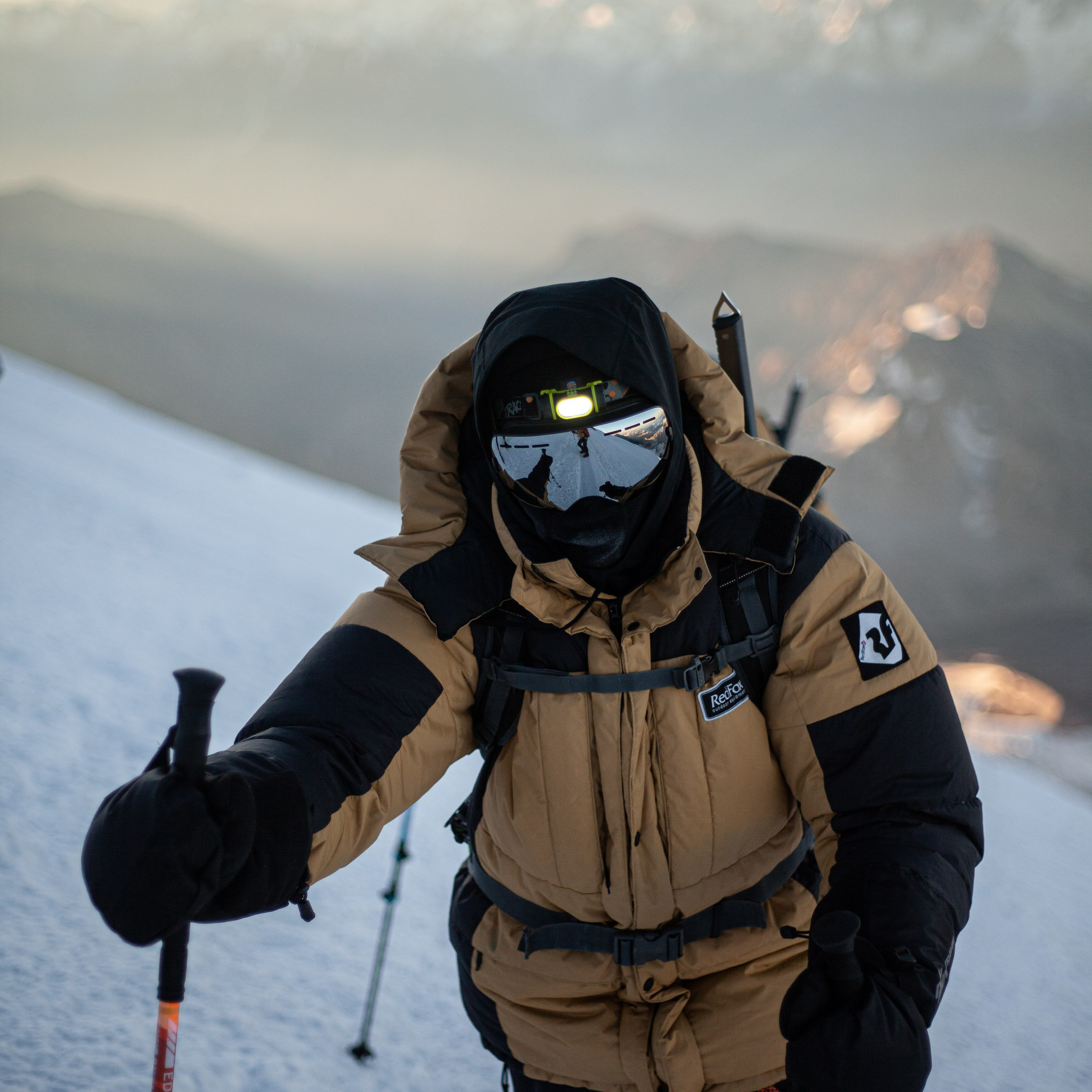 * Восхождение на Эльбрус с юга.* Профессиональное снаряжение.* Опытные гиды-альпинисты.* Захватывающие виды горных вершин.* Незабываемые впечатления.