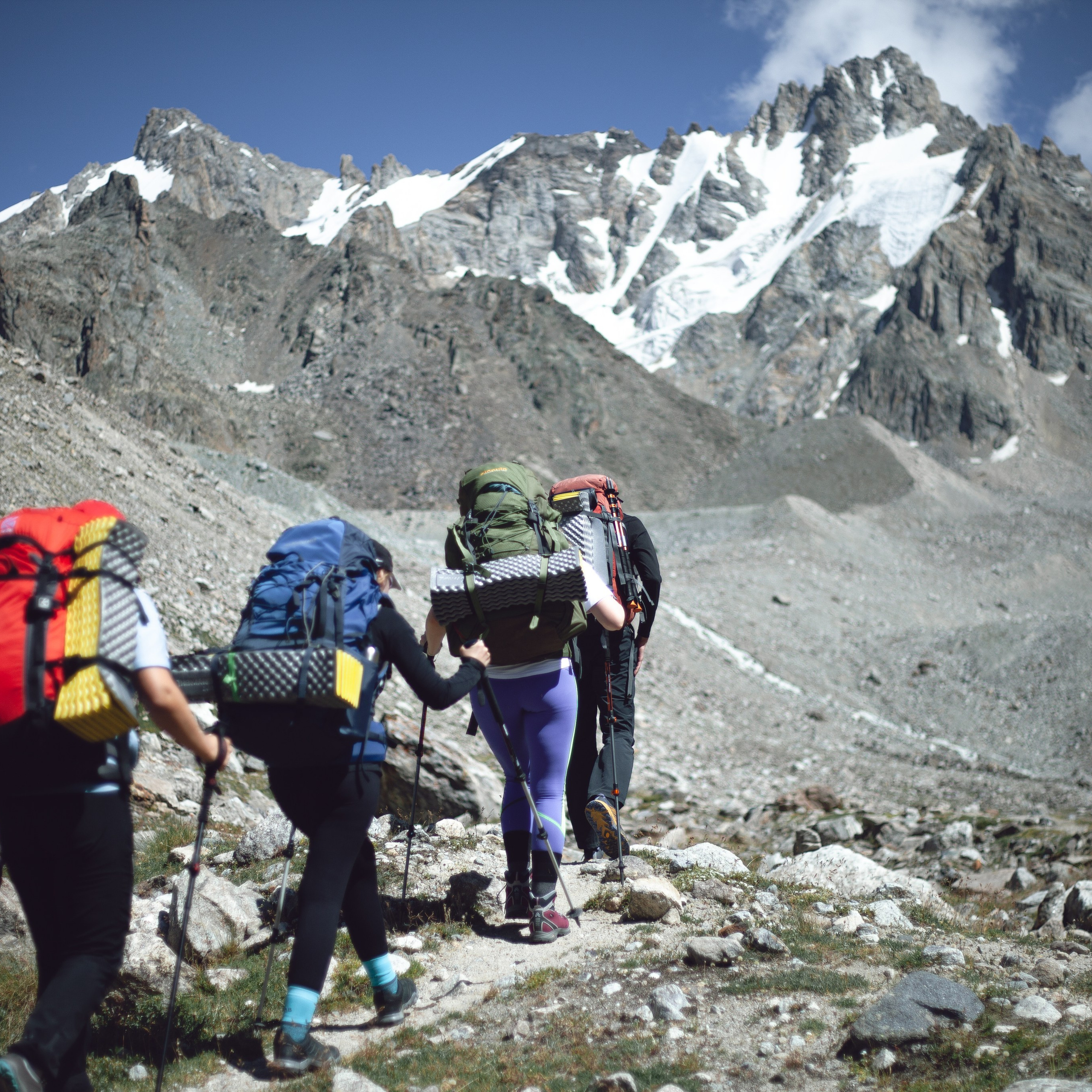 * Акклиматизация в «Адыр-Су».* Восхождение на Эльбрус с юга с опытными гидами.* Качественное снаряжение.* Незабываемые впечатления и потрясающие виды.