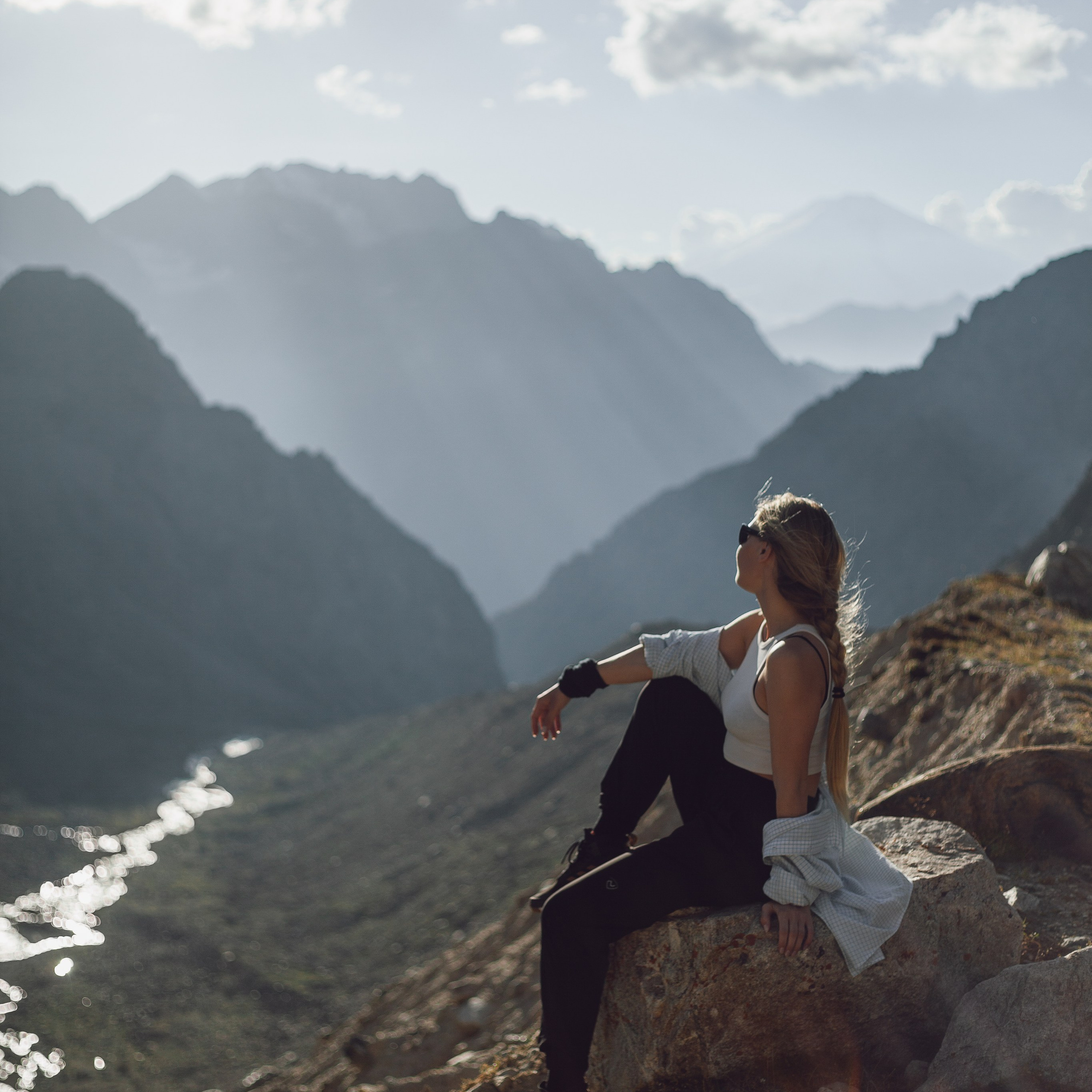 * Восхождение на Эльбрус с юга — вызов для опытных альпинистов и новичков.* Профессиональные гиды, качественное снаряжение.* Завораживающие горные пейзажи.* Уникальные впечатления и воспоминания.