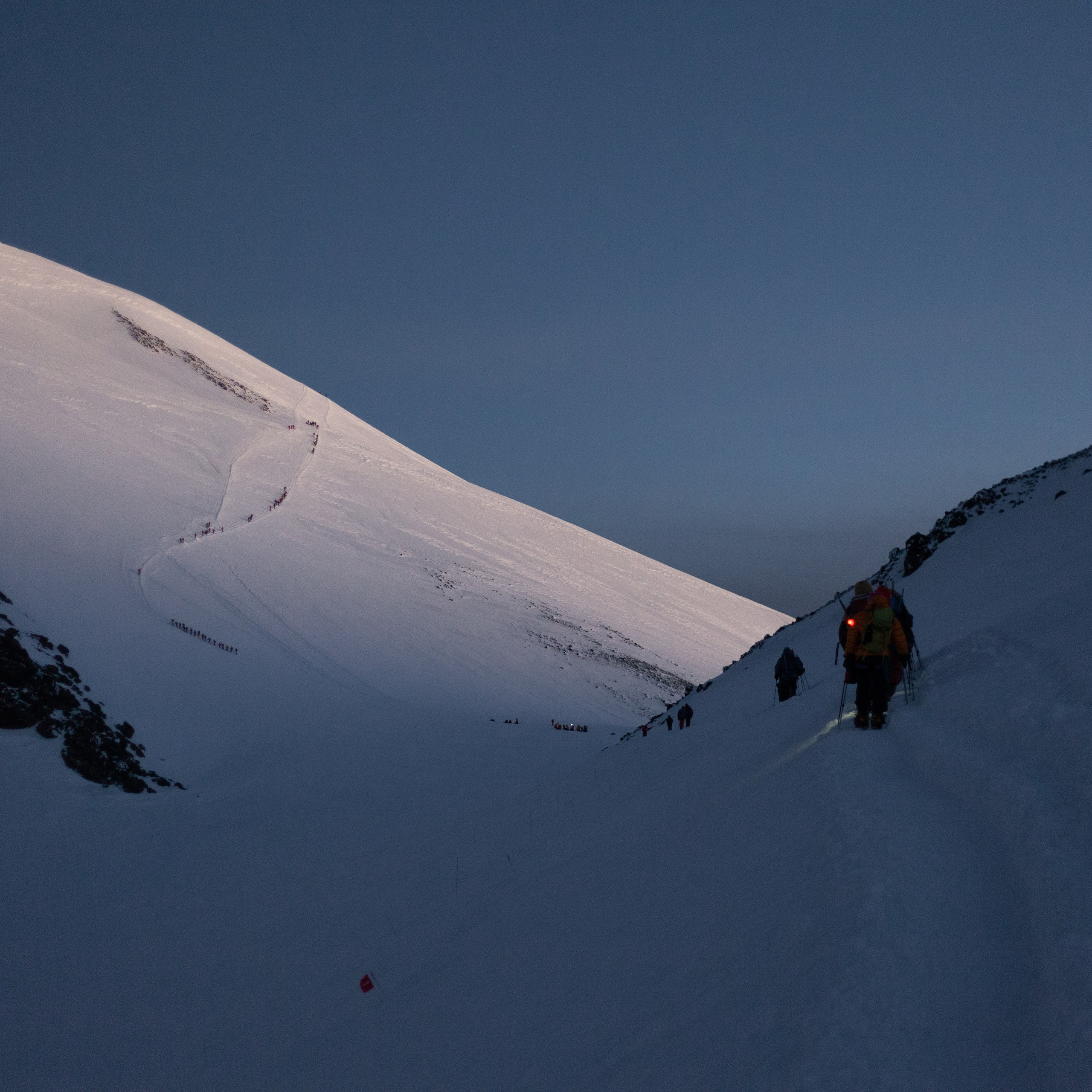 Две вершины Эльбруса. Штурм. Уникальные экспедиции — LUCKY CLAN