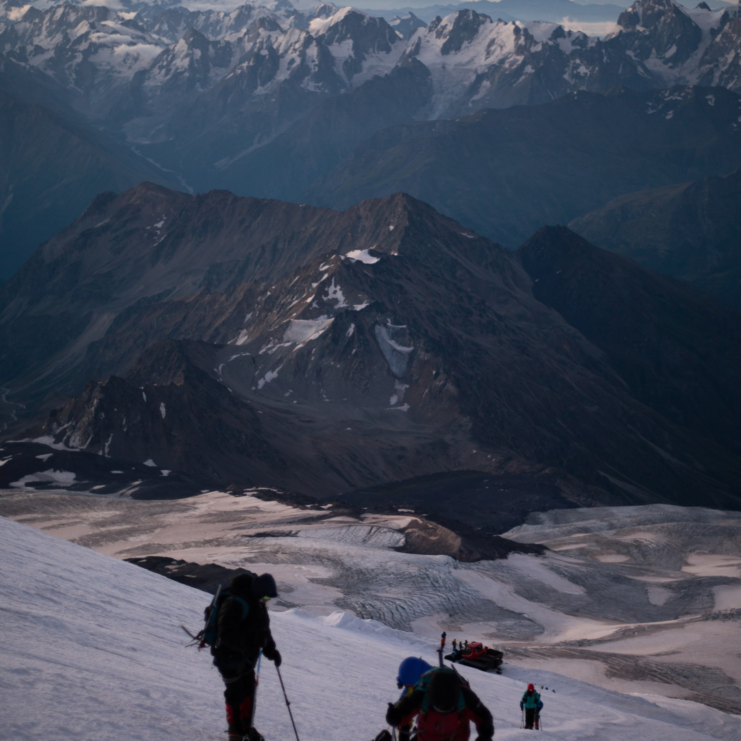 Вершина Эльбруса. Восхождение на Эльбрус. Самая высокая точка Европы 5642. Альпинист. Кавказ