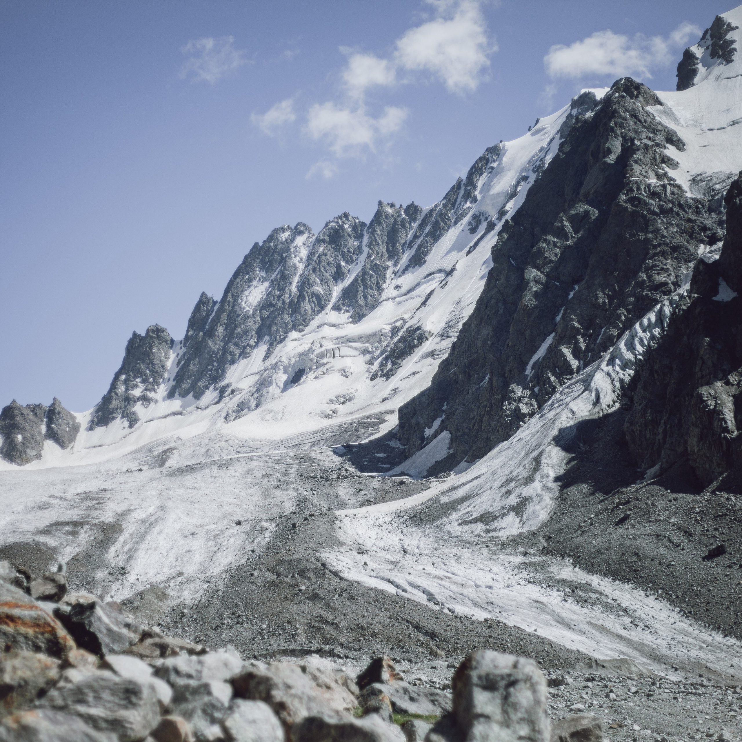 * Акклиматизация в «Адыр-Су».* Восхождение на Эльбрус с юга с опытными гидами.* Качественное снаряжение.* Незабываемые впечатления и потрясающие виды.