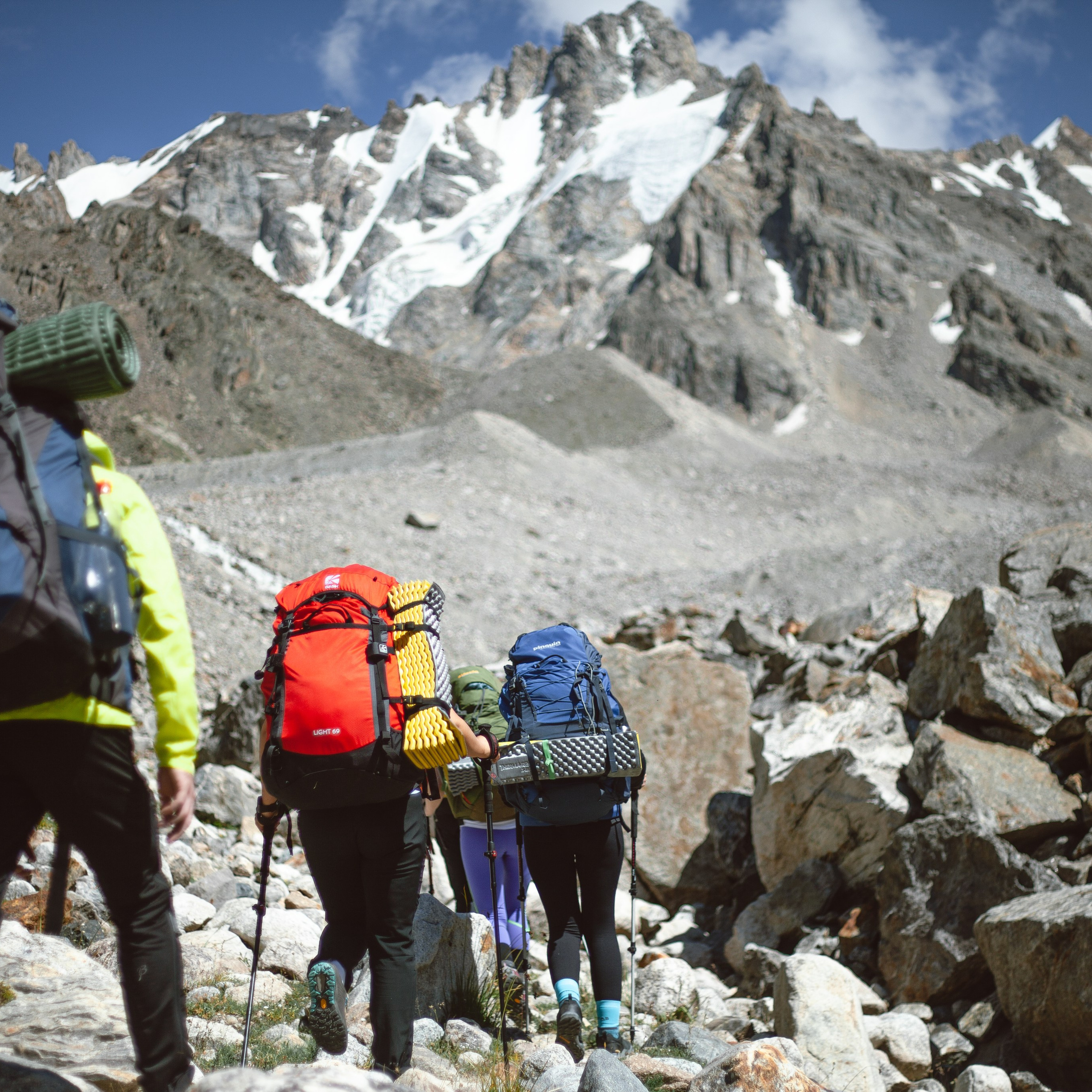 * Акклиматизация в «Адыр-Су».* Восхождение на Эльбрус с юга с опытными гидами.* Качественное снаряжение.* Незабываемые впечатления и потрясающие виды.