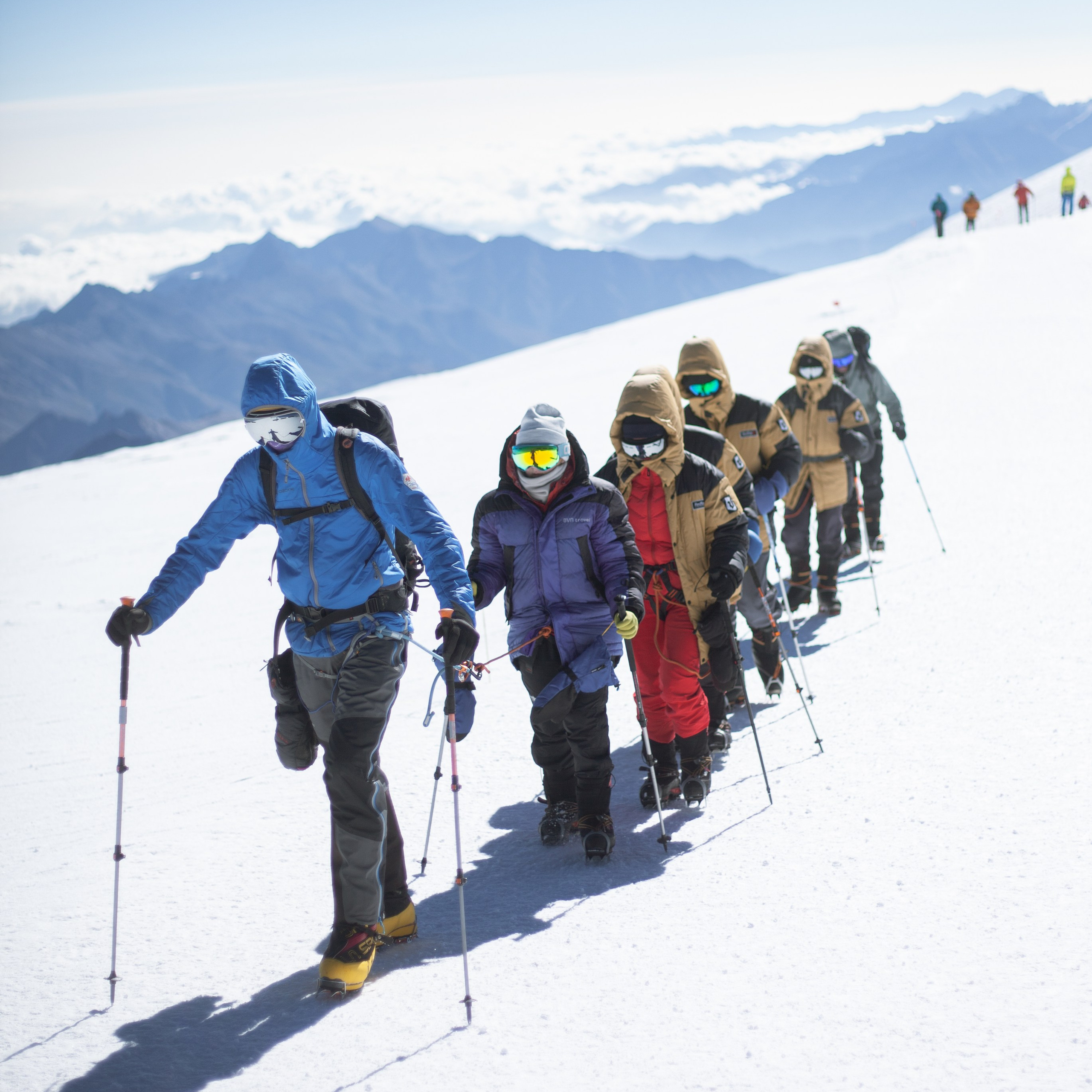 * Восхождение на Эльбрус с юга — уникальная возможность испытать свои силы и насладиться красотой горных вершин.* Профессиональные гиды, качественное снаряжение.* Незабываемые впечатления и потрясающие виды.