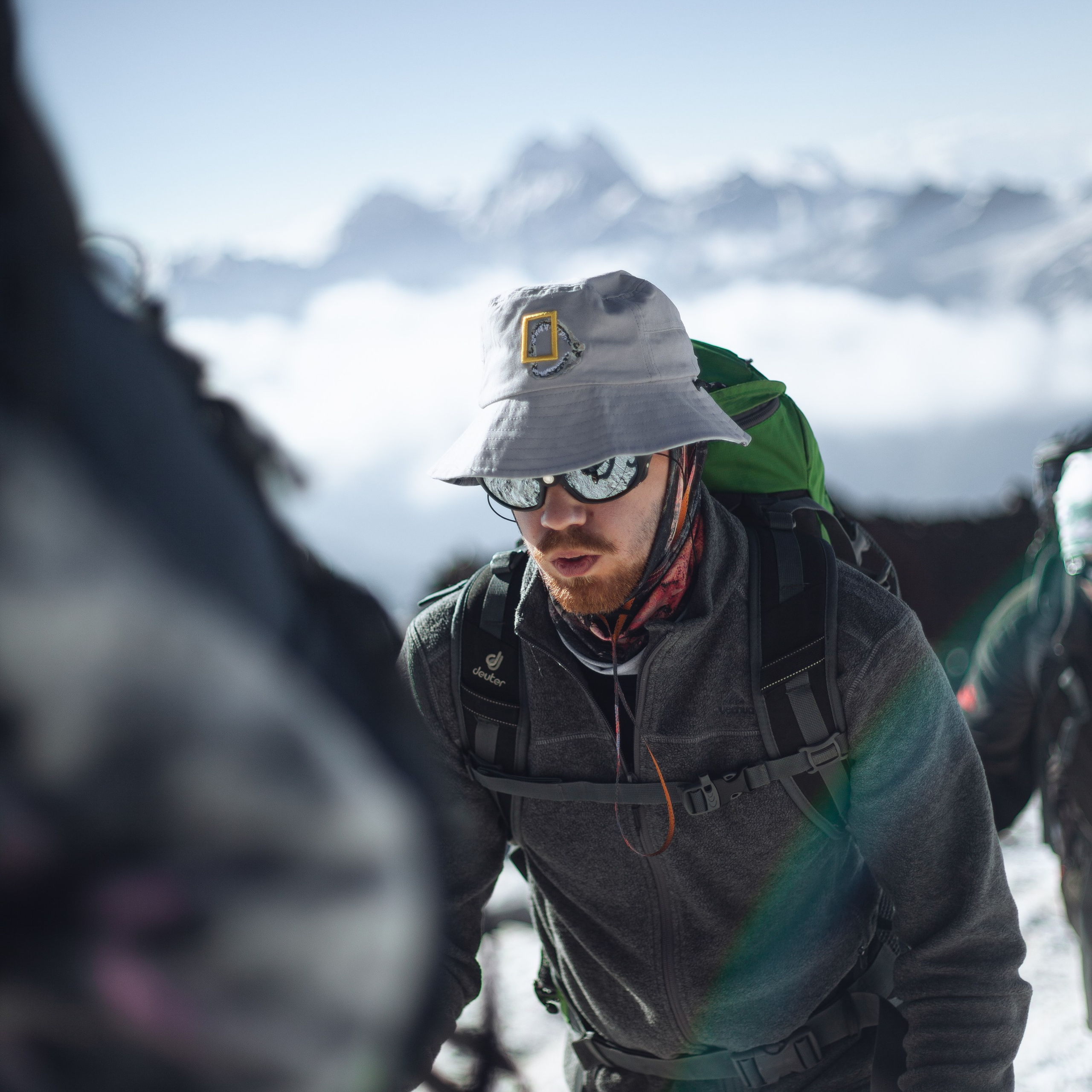 * Восхождение на Эльбрус с юга.* Профессиональное снаряжение.* Опытные гиды-альпинисты.* Захватывающие виды горных вершин.* Незабываемые впечатления.