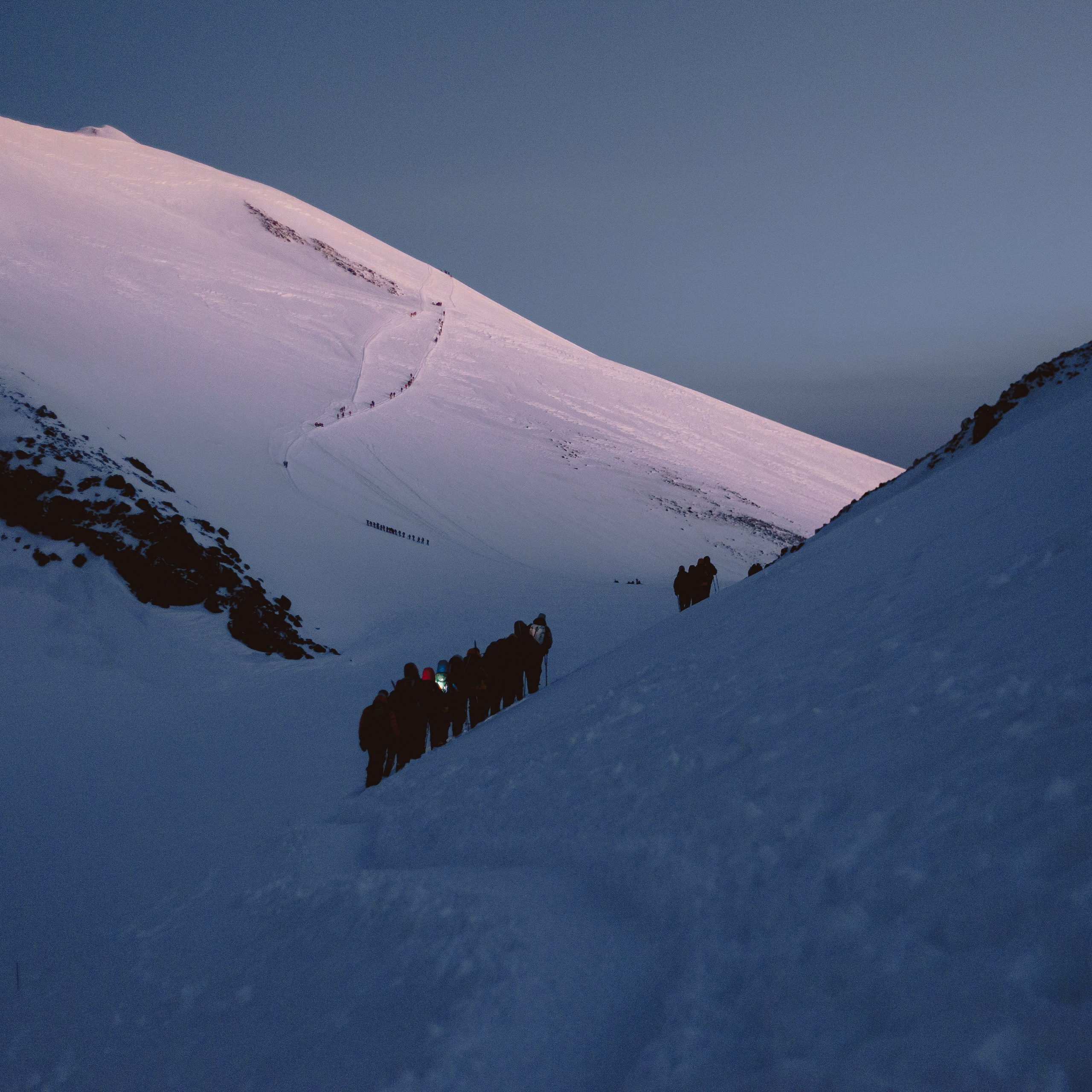 Две вершины Эльбруса. Штурм. Уникальные экспедиции — LUCKY CLAN