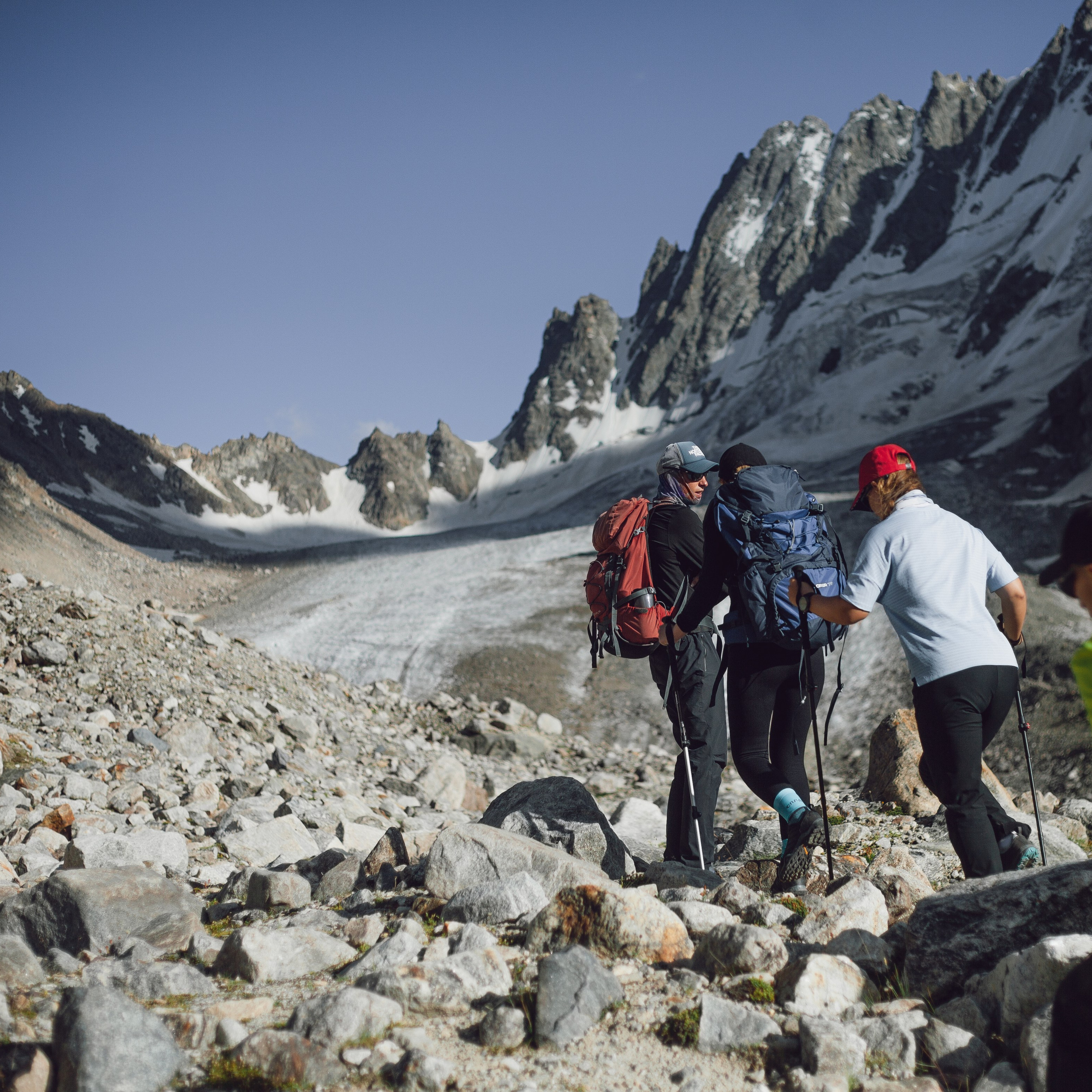 * Акклиматизация в «Адыр-Су».* Восхождение на Эльбрус с юга с опытными гидами.* Качественное снаряжение.* Незабываемые впечатления и потрясающие виды.