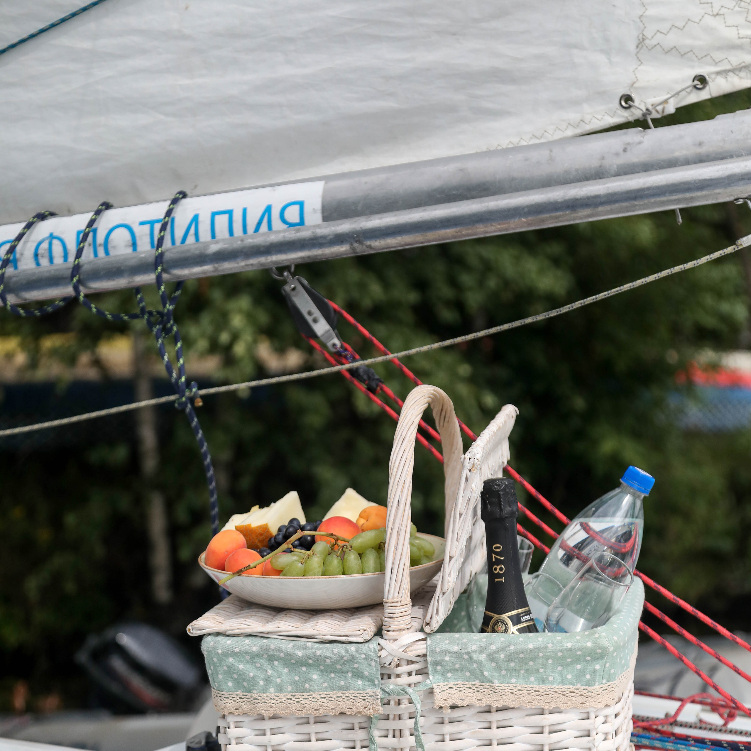 ПРОГУЛКА НА ЯХТЕ