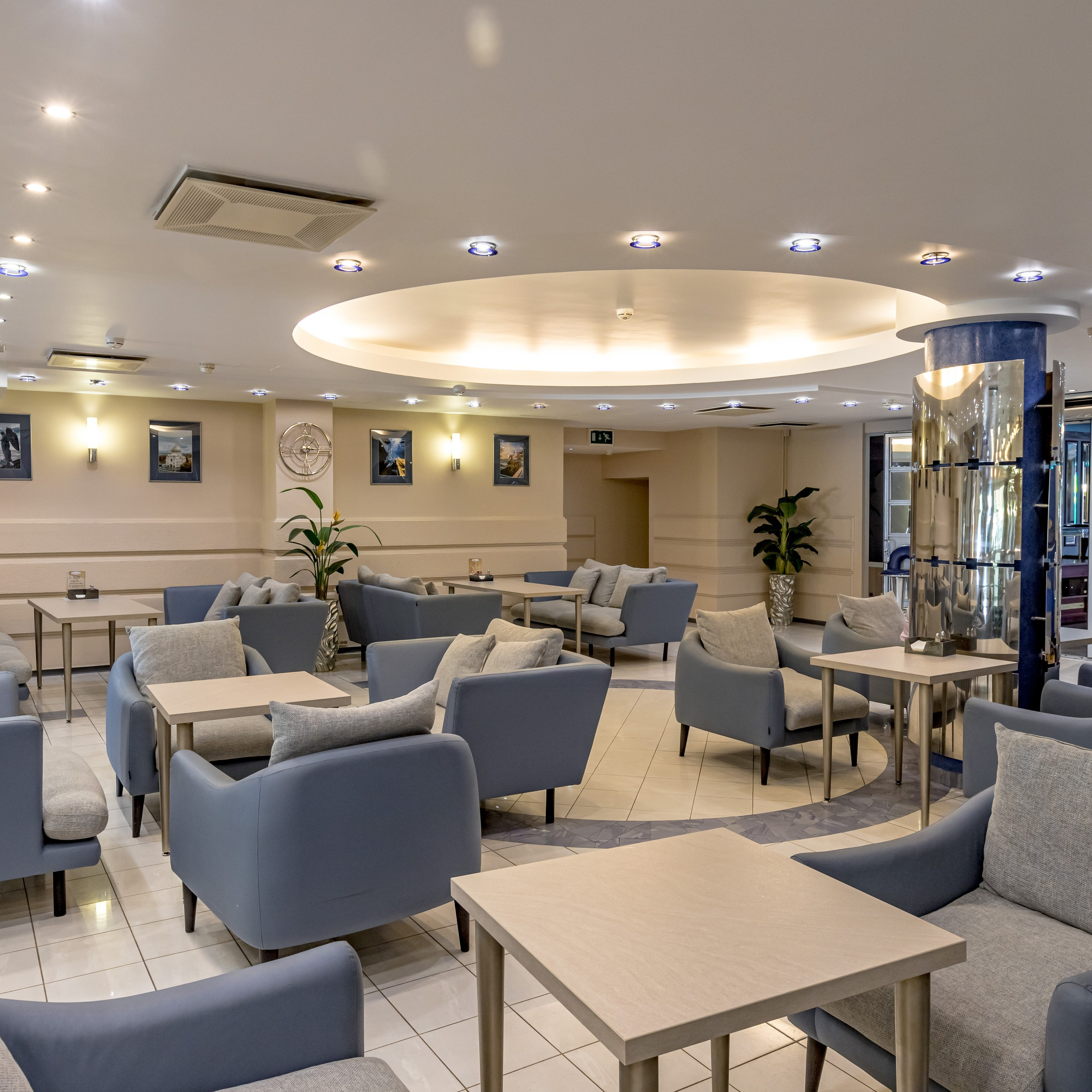 Лобби отеля «Нептун»