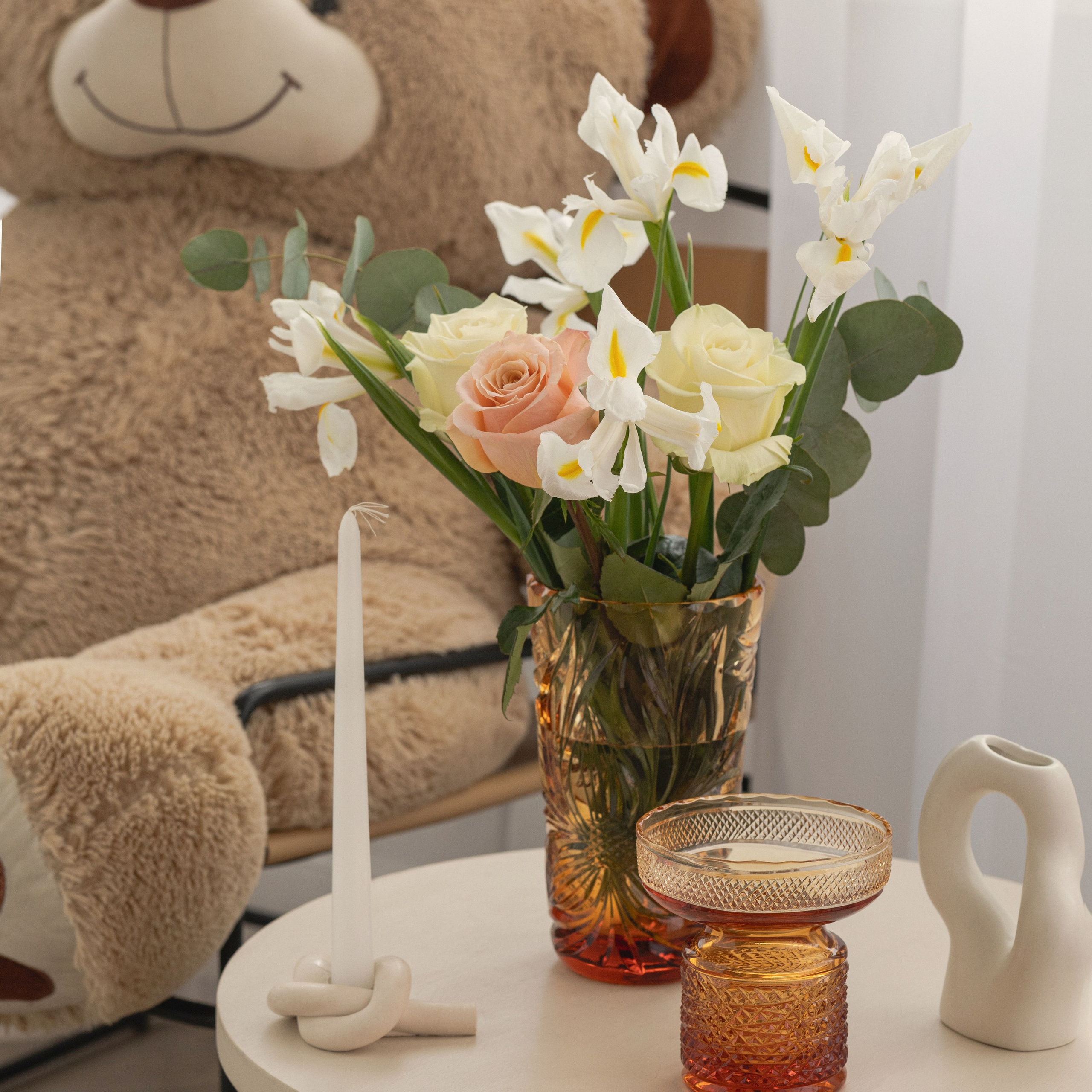 Обложка для видео «Мастер-класс по составлению весеннего букета для дома». Фуд-фотограф и SMM в Москве