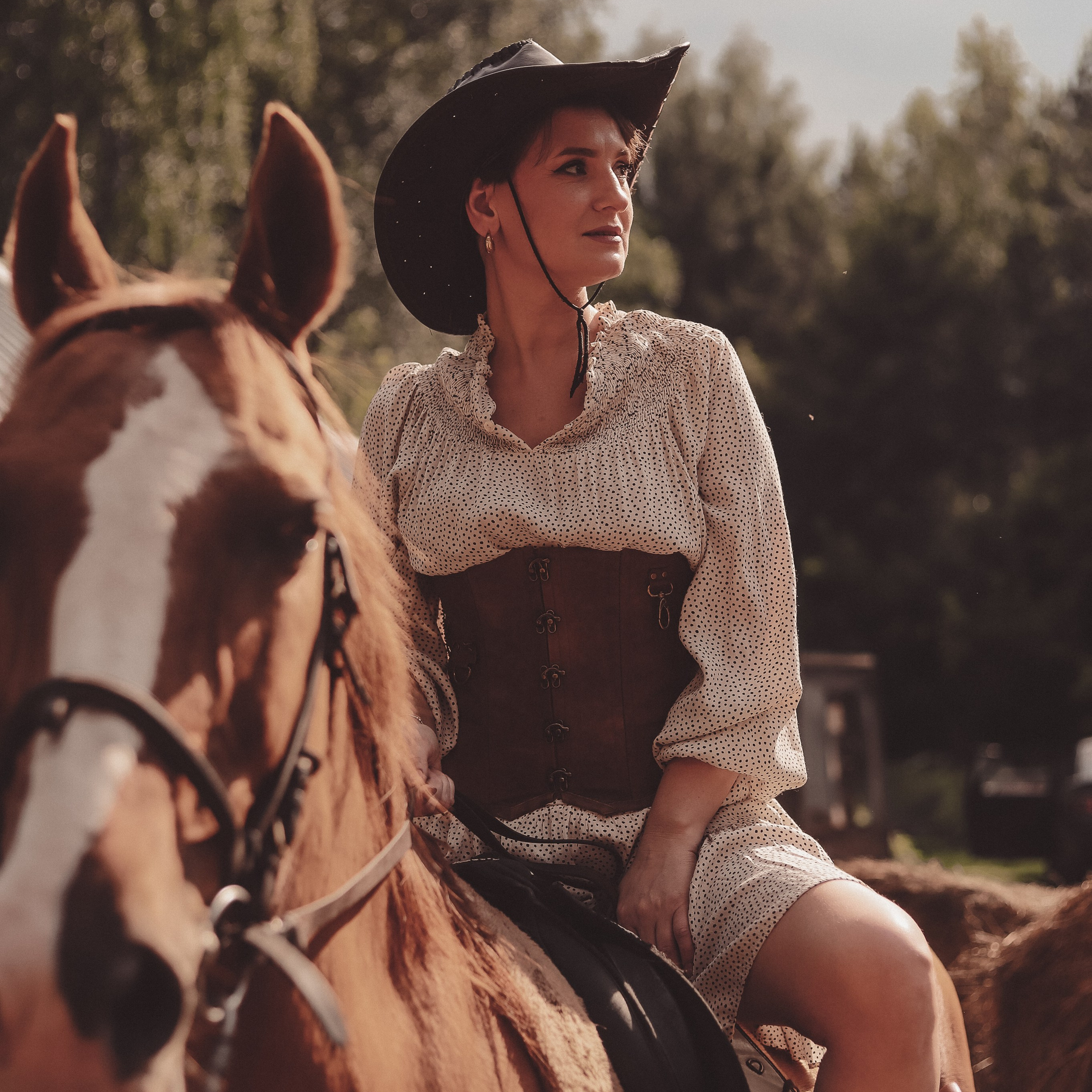 Ира на конюшне