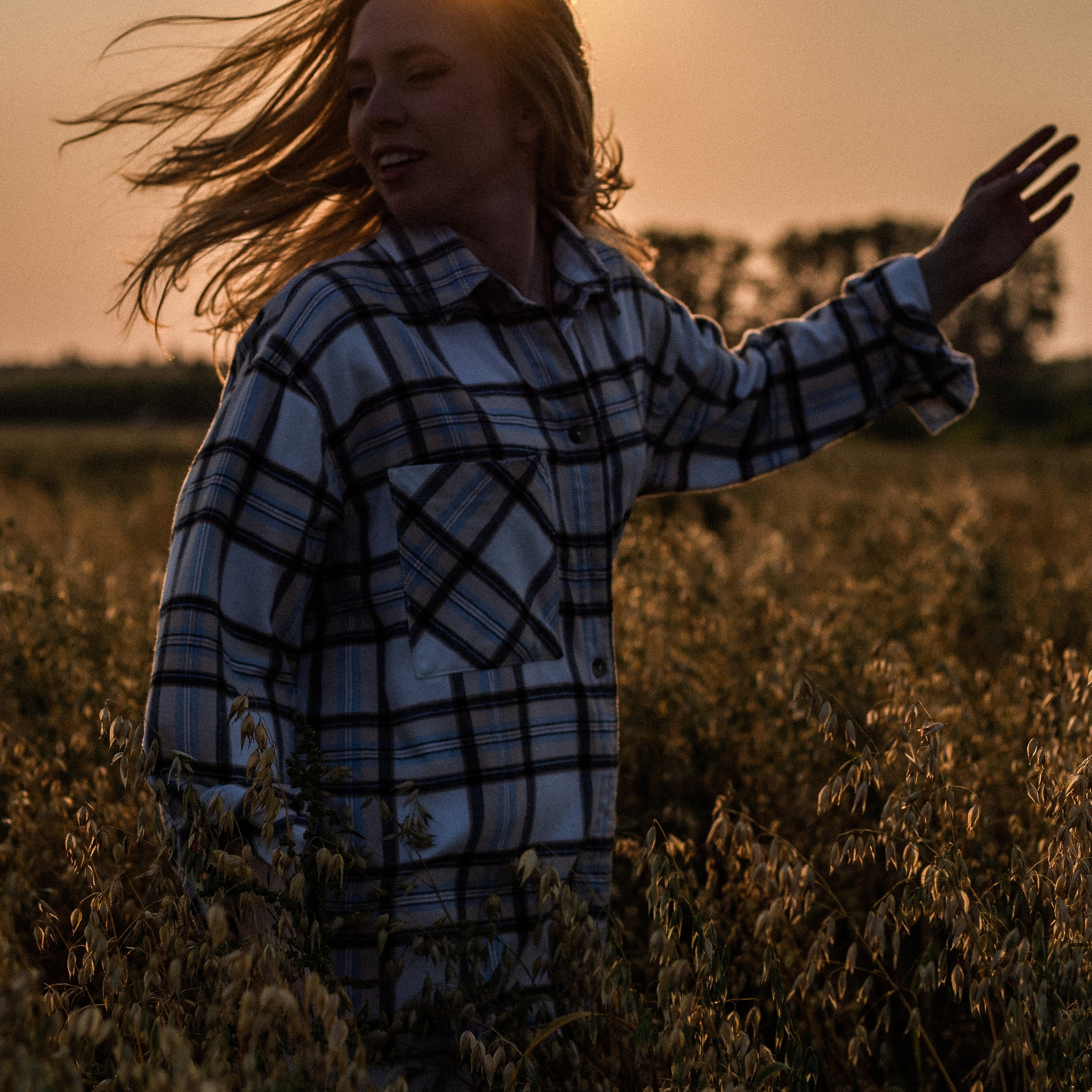 Катя и волшебный закат в поле