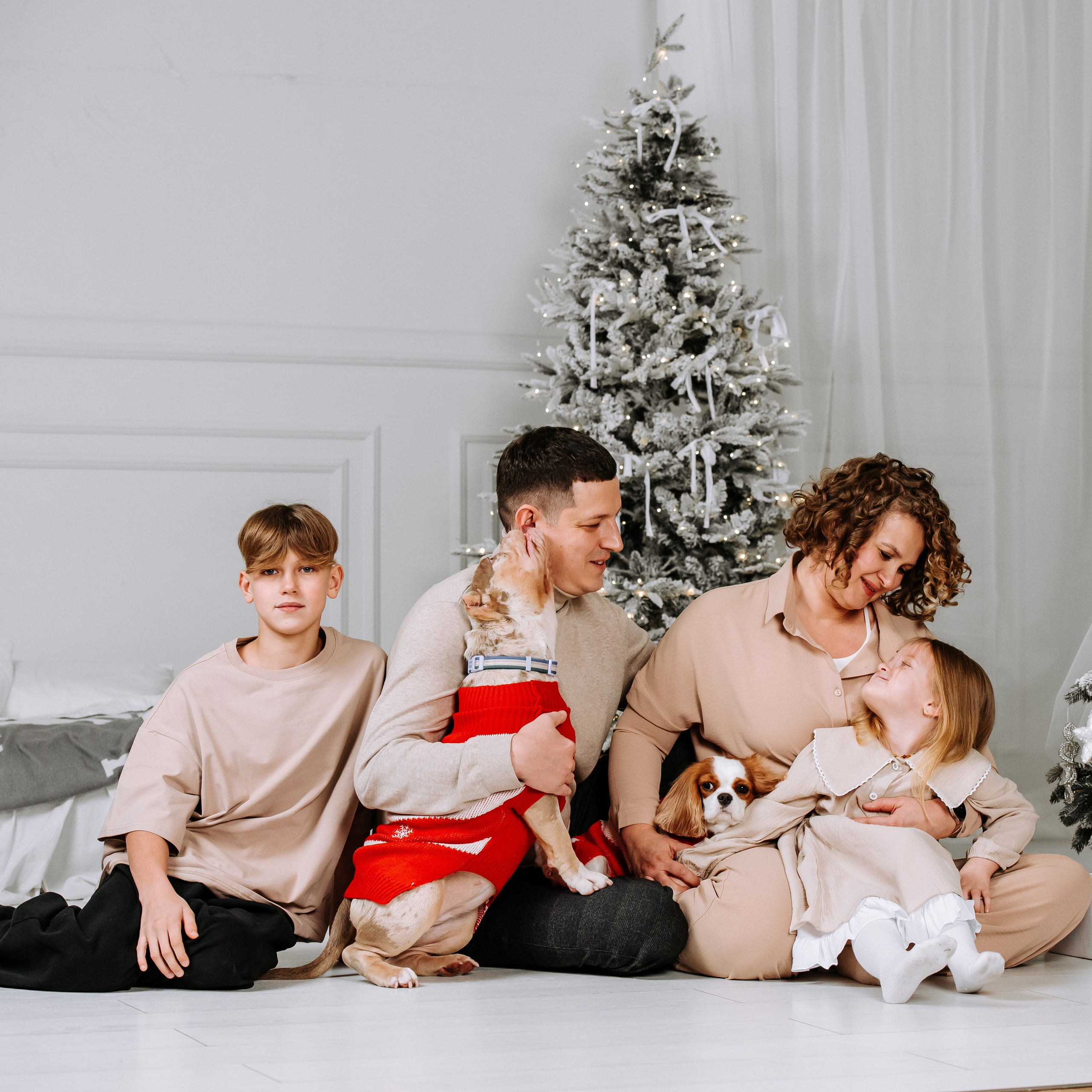 Семейная съёмка с&nbsp;питомцами в&nbsp;фотостудии