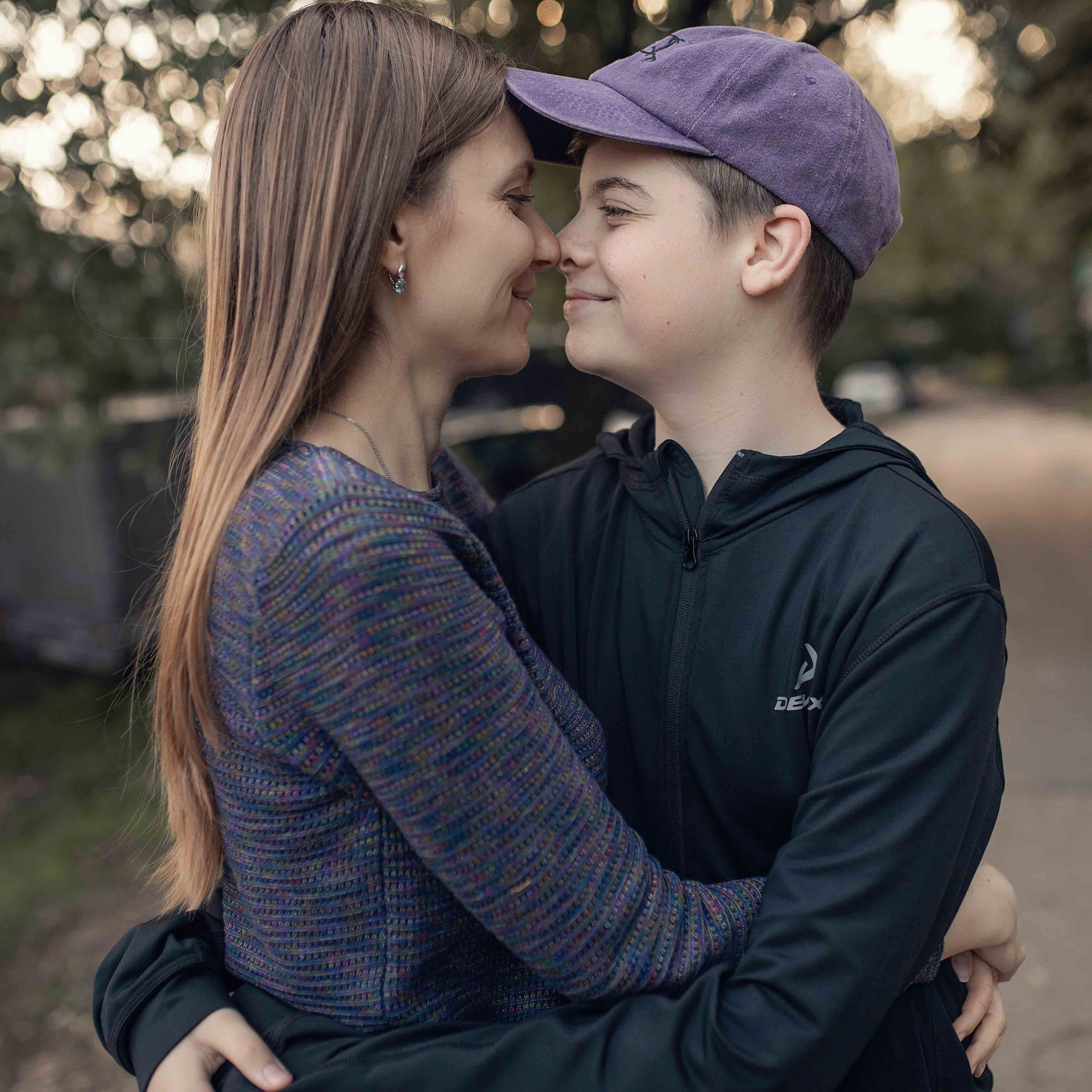 Мама, сын и жасмин у дома