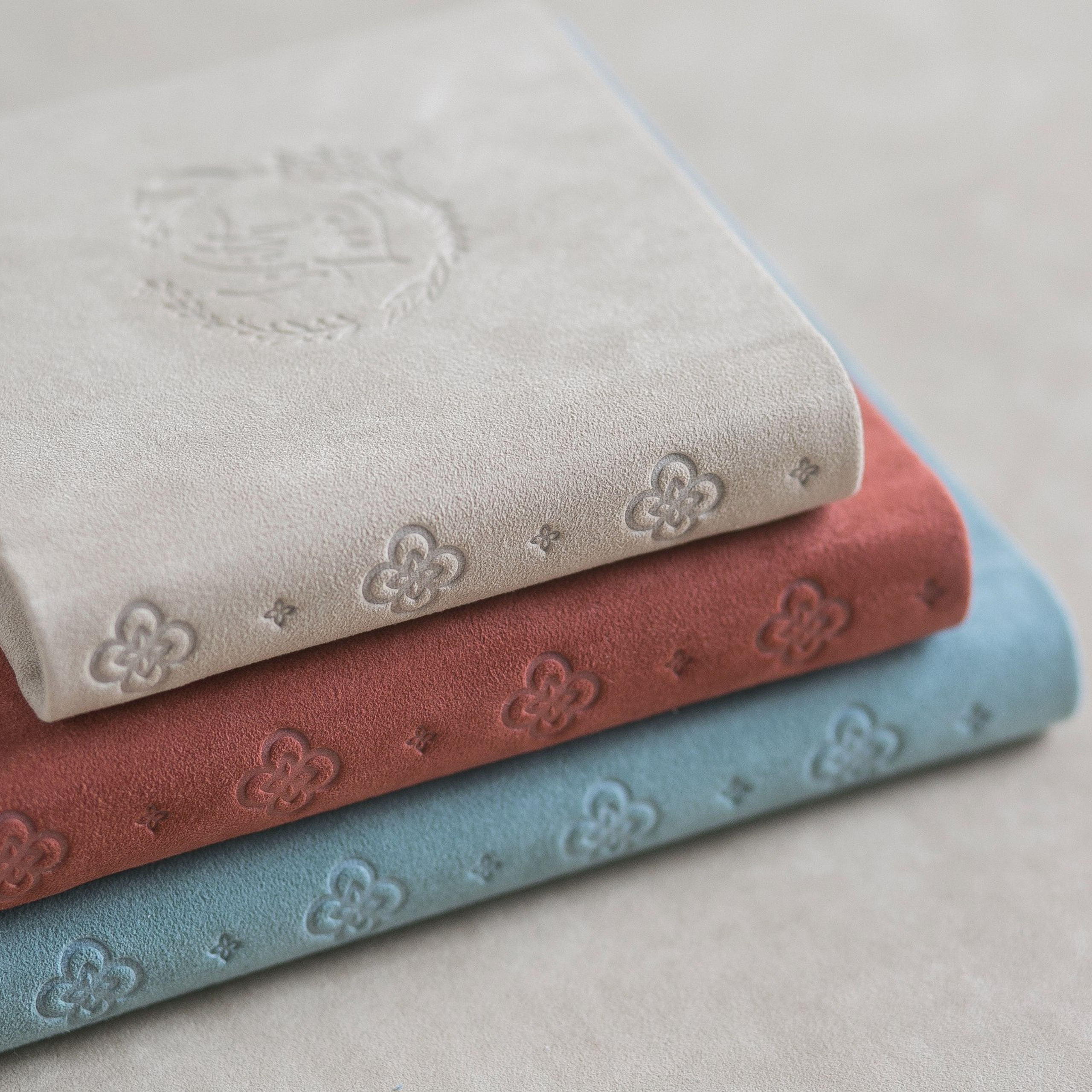 Дорогие, качественные фотокниги из кожи и алькантаре на заказ. Семейный и свадебный фотограф в Санкт-Петербурге Таша Семёнова