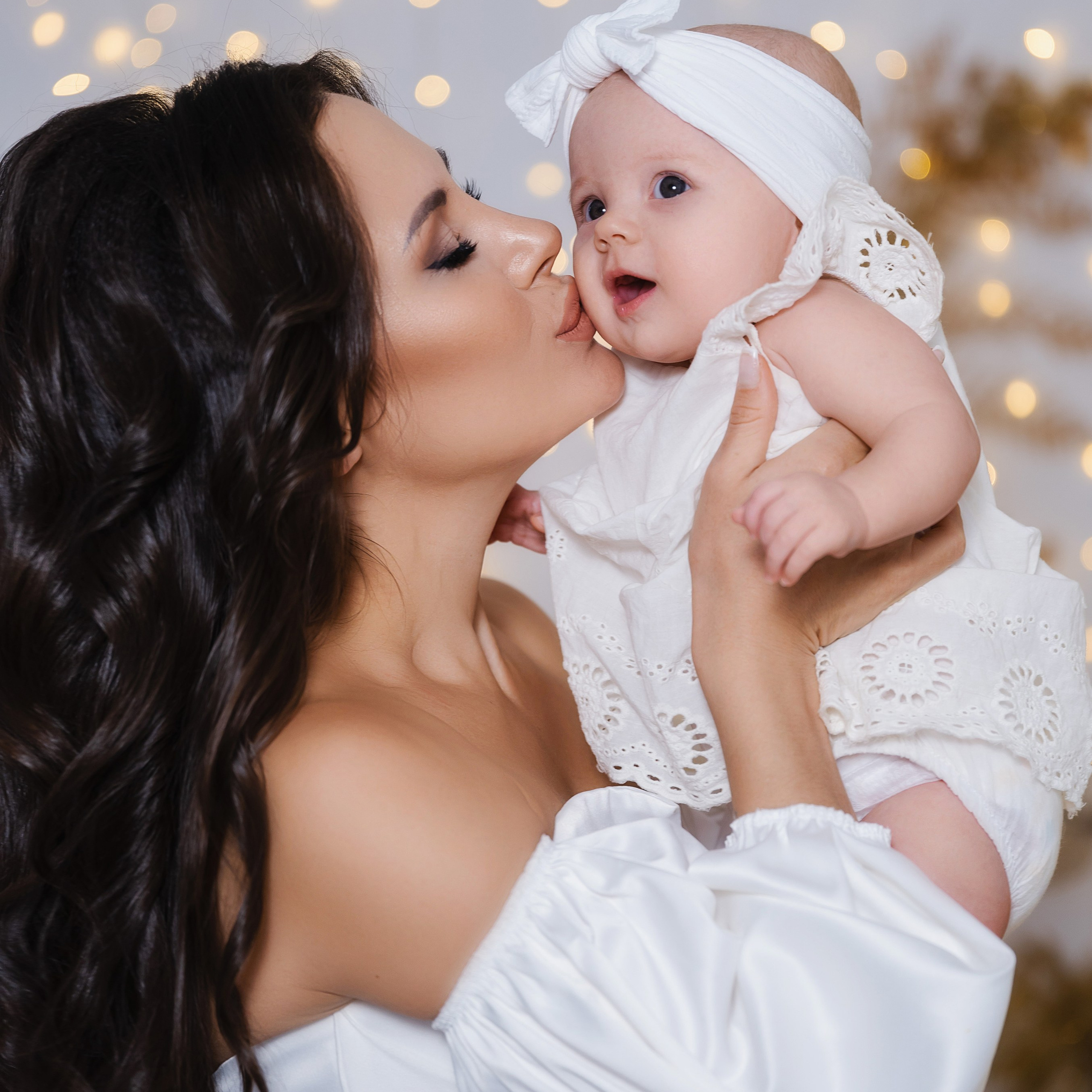 Материнская любовь прекраснее любого редкого цветка.