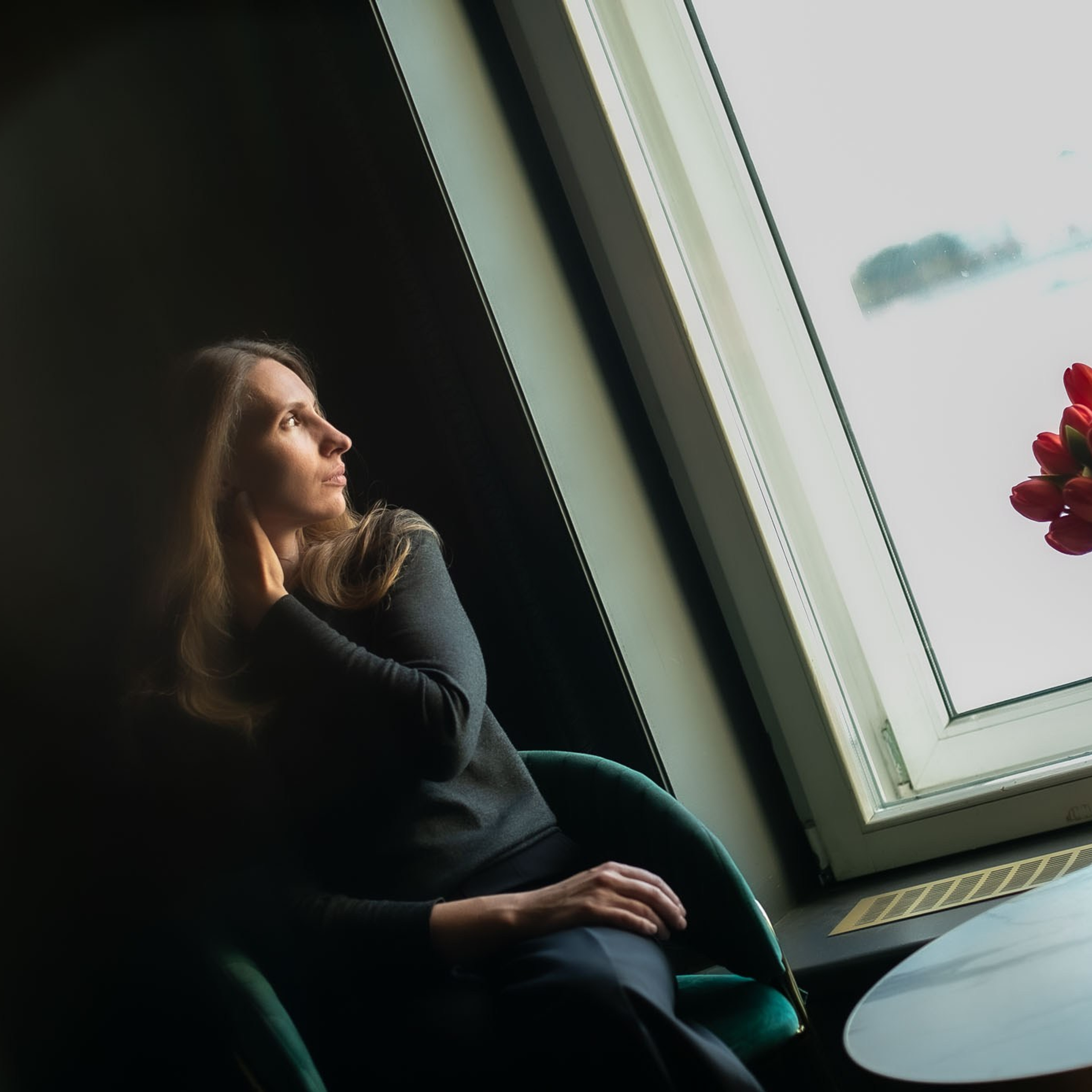 Студийный портрет молодой женщины, мягкий свет, портретный фотограф Ирина Подборская, Санкт-Петербург