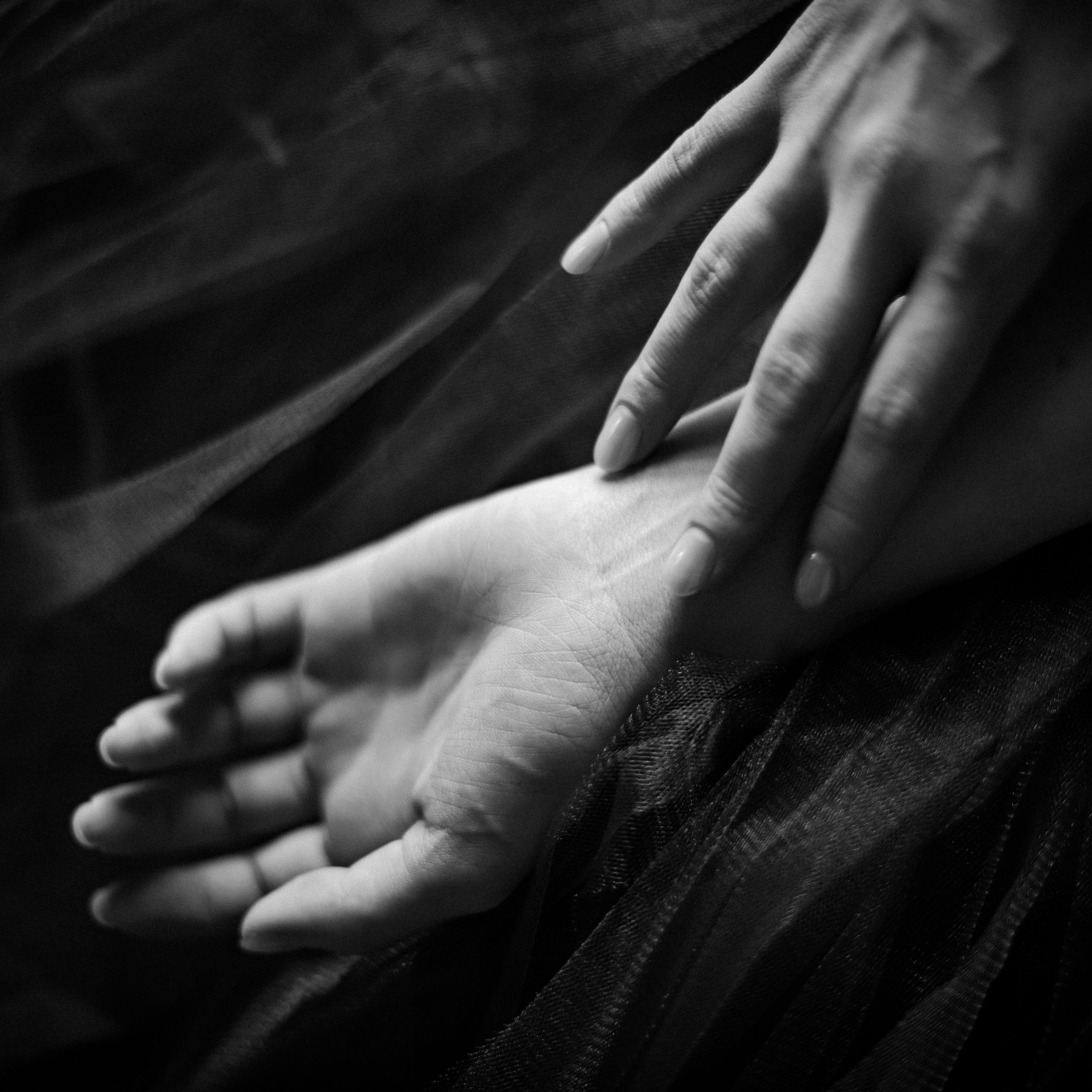 Танец рук Лизы. Эротический фотограф Ирина Подборская (18+)