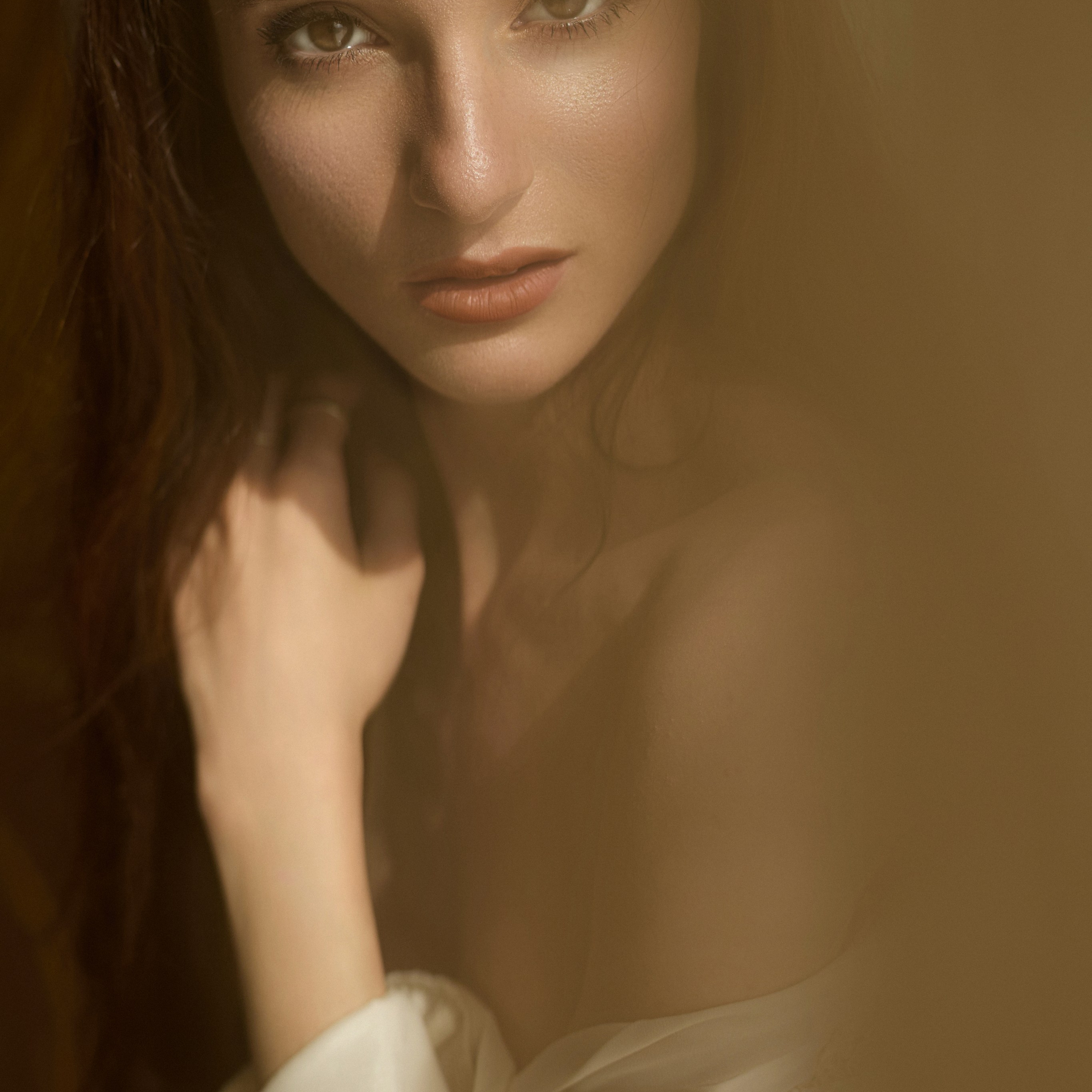 Студийный портрет молодой женщины в вечернем платье, мягкий свет, портретный фотограф 