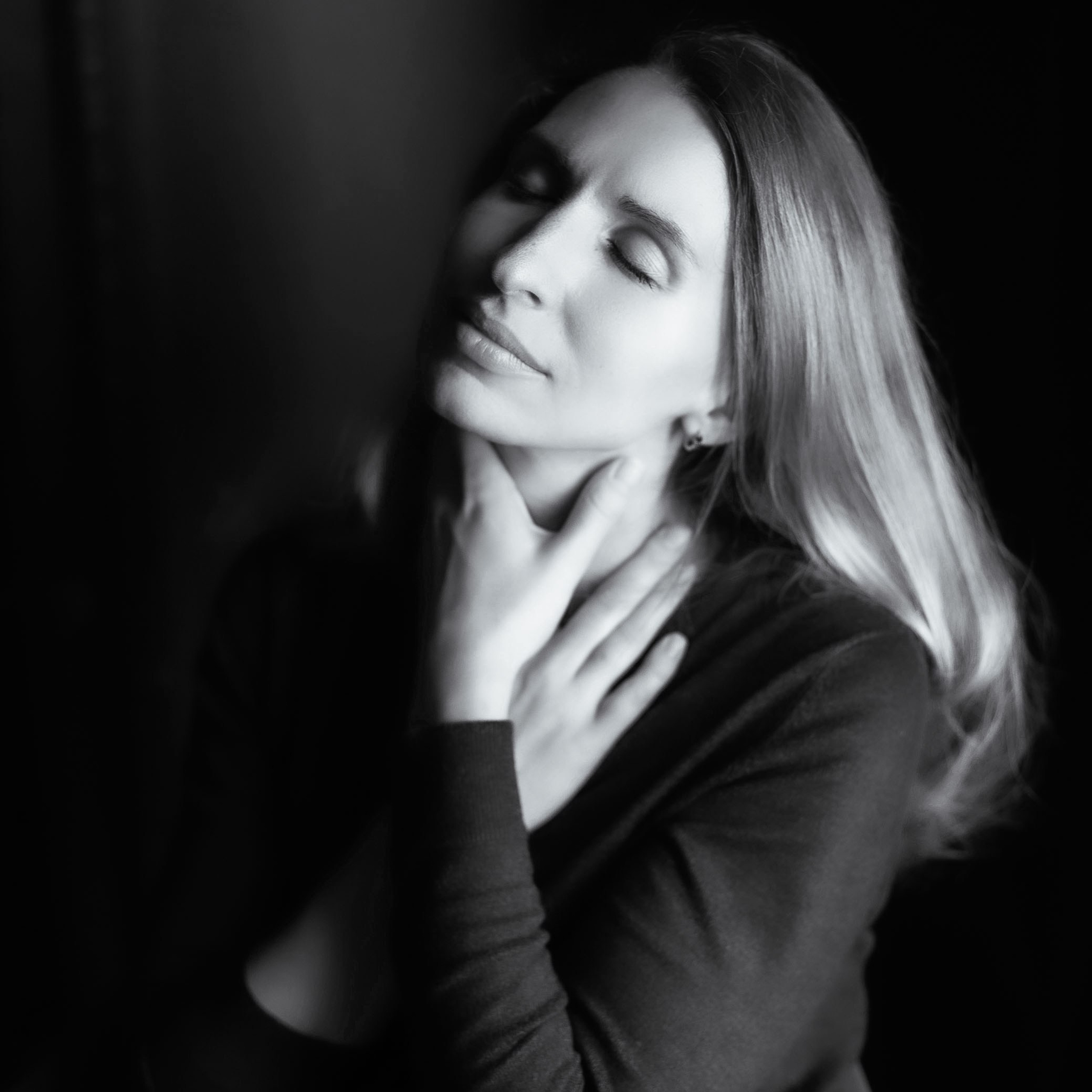 Студийный портрет молодой женщины, мягкий свет, портретный фотограф Ирина Подборская, Санкт-Петербург