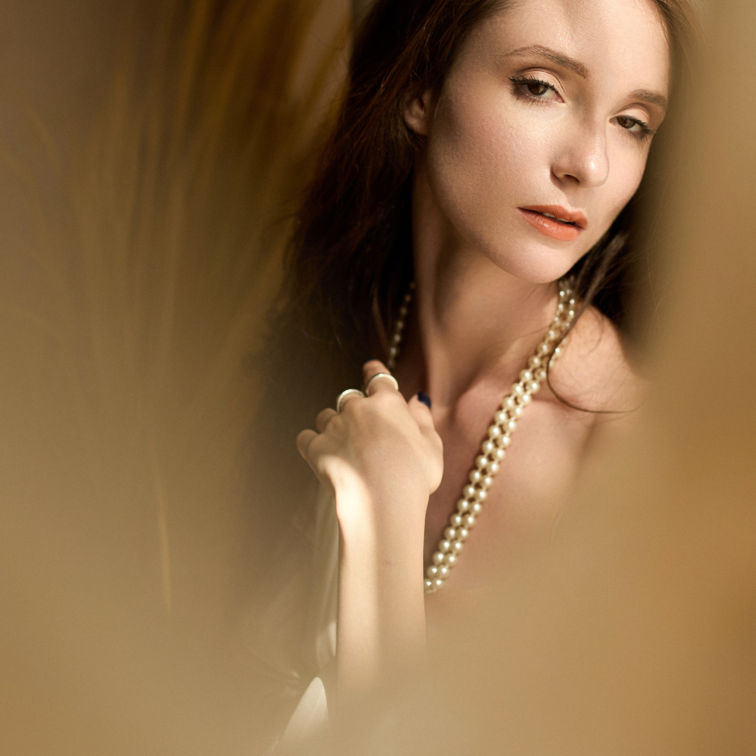 Студийный портрет молодой женщины в вечернем платье, мягкий свет, портретный фотограф 