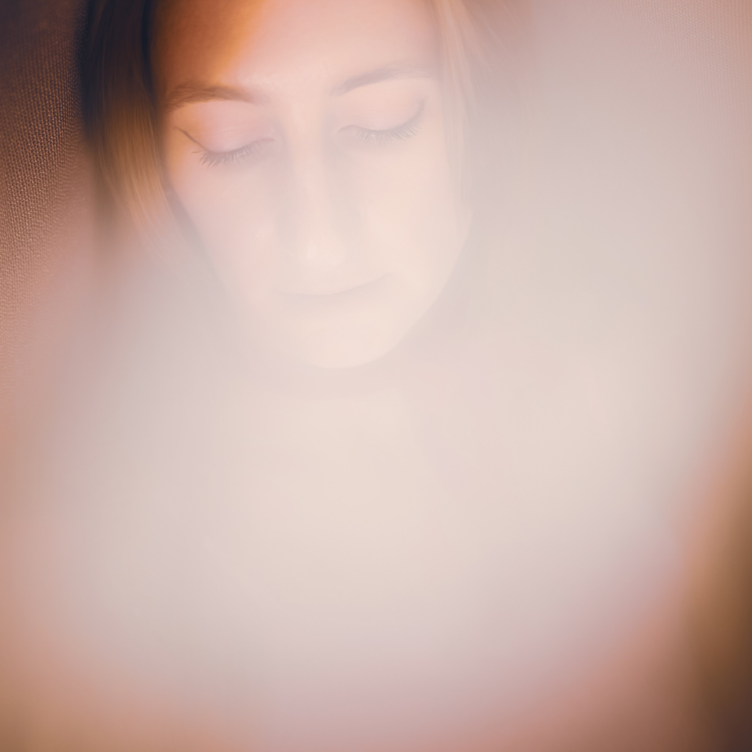 Портретная фотосессия в молодой женщины в романтическом стиле, студийная съемка, мягкий естественный свет