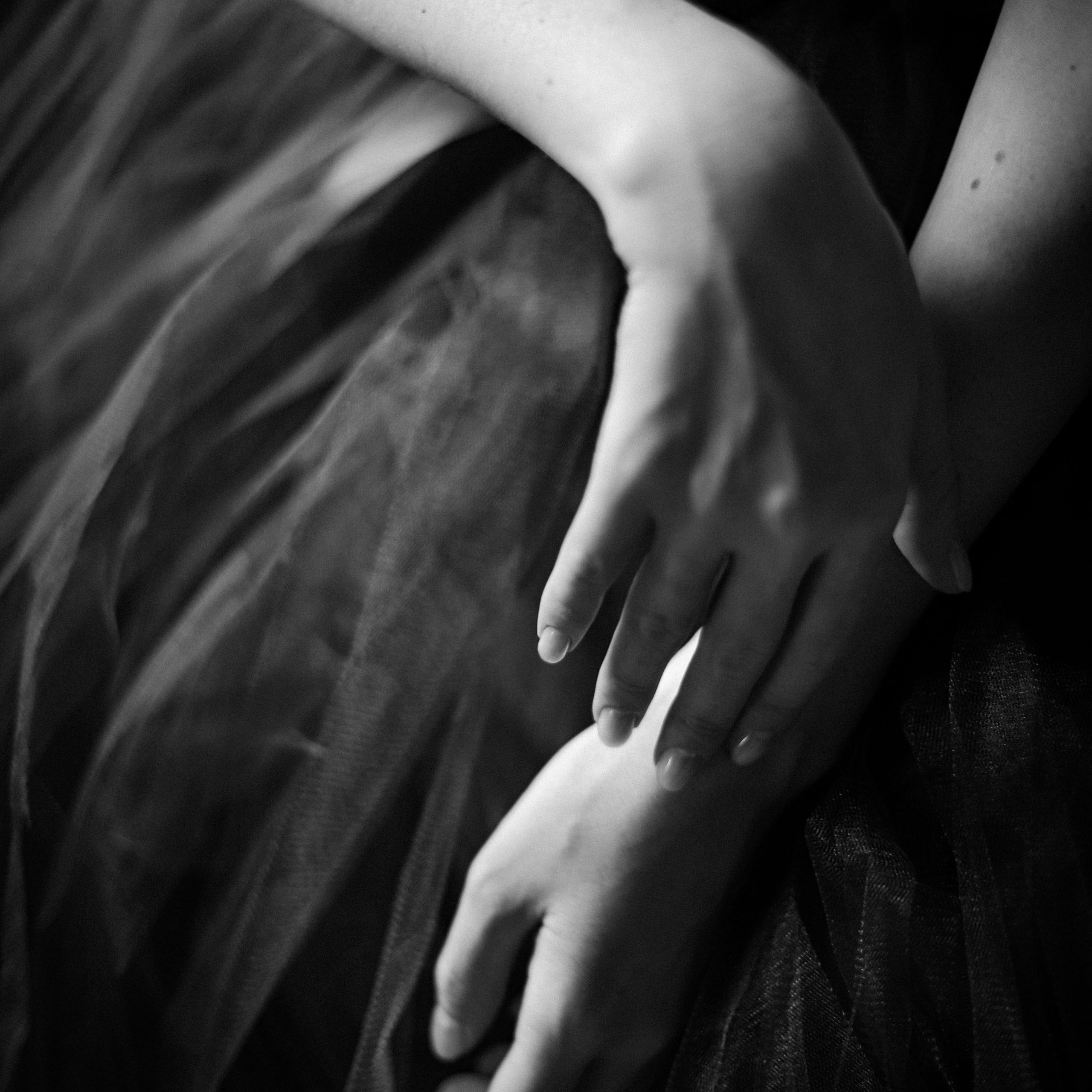 Черно-белая художественная фотосессия в студии с мягким светом, портретный фотограф Ирина Подборская, Санкт-Петербург