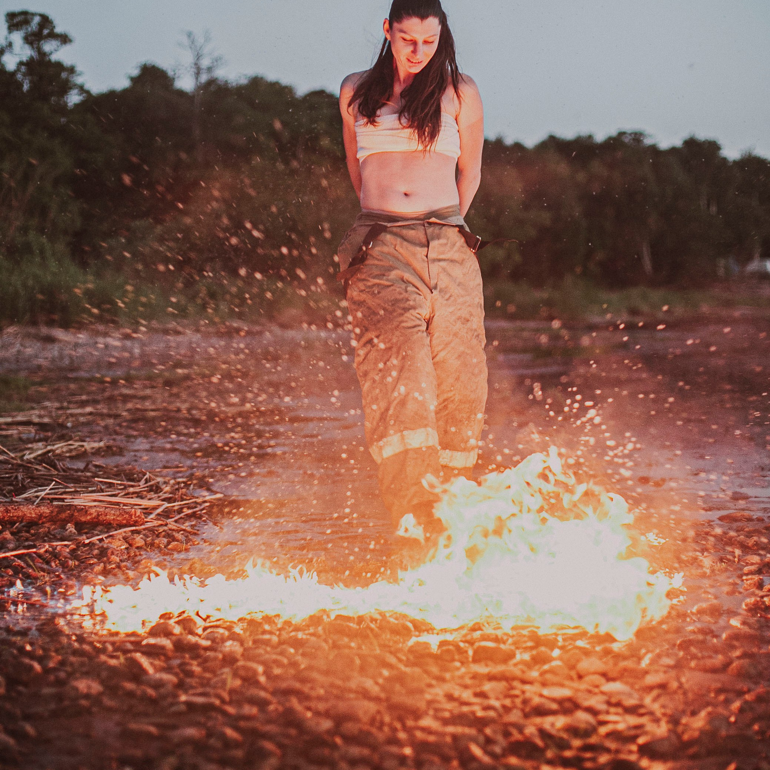 Художественная фотосессия с открытым огнем на пляже, портретный фотограф Ирина Подборская, Санкт-Петербург