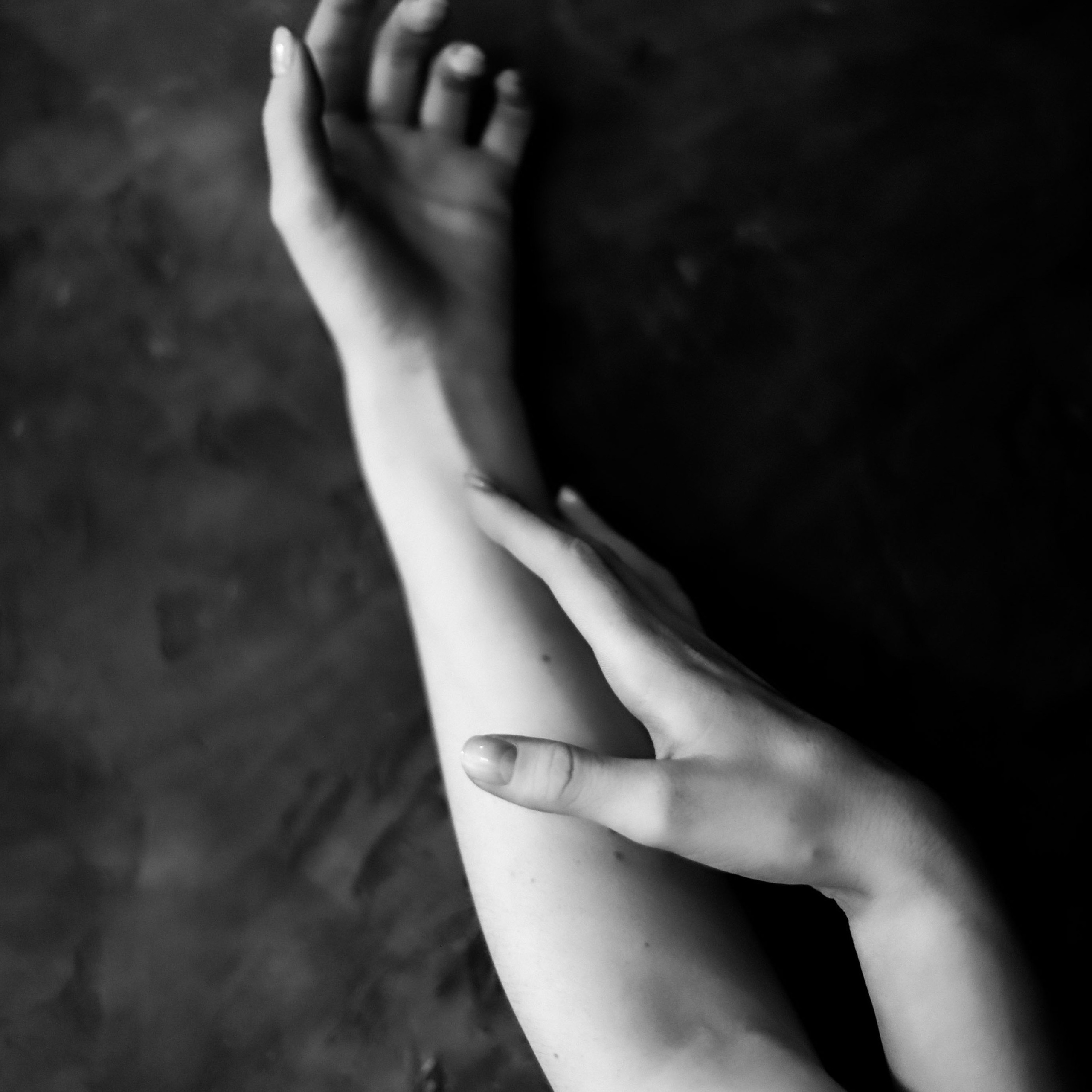 Черно-белая художественная фотосессия в студии с мягким светом, портретный фотограф Ирина Подборская, Санкт-Петербург