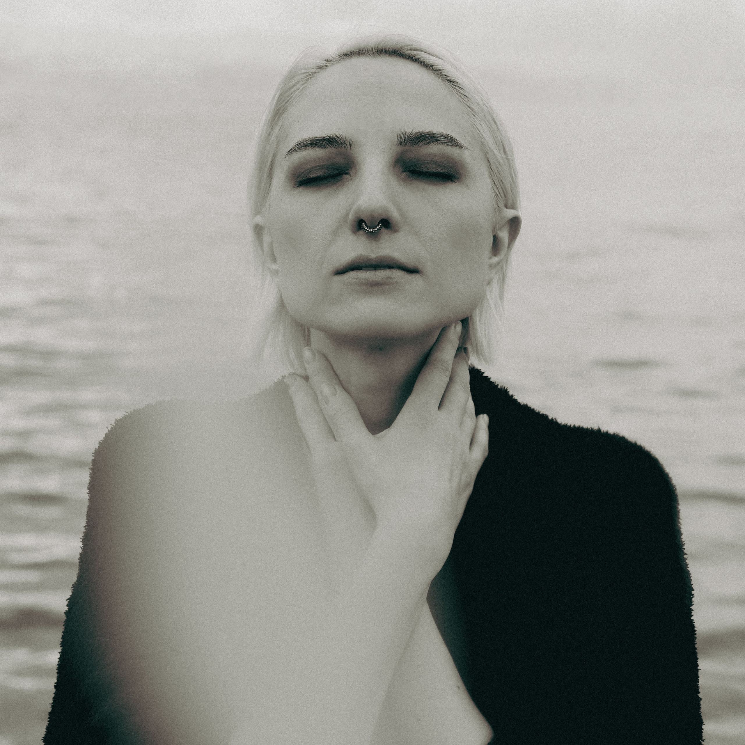 Черно-белый портрет женщины, творческая фотосессия, портретный фотограф Ирина Подборская, Санкт-Петербург