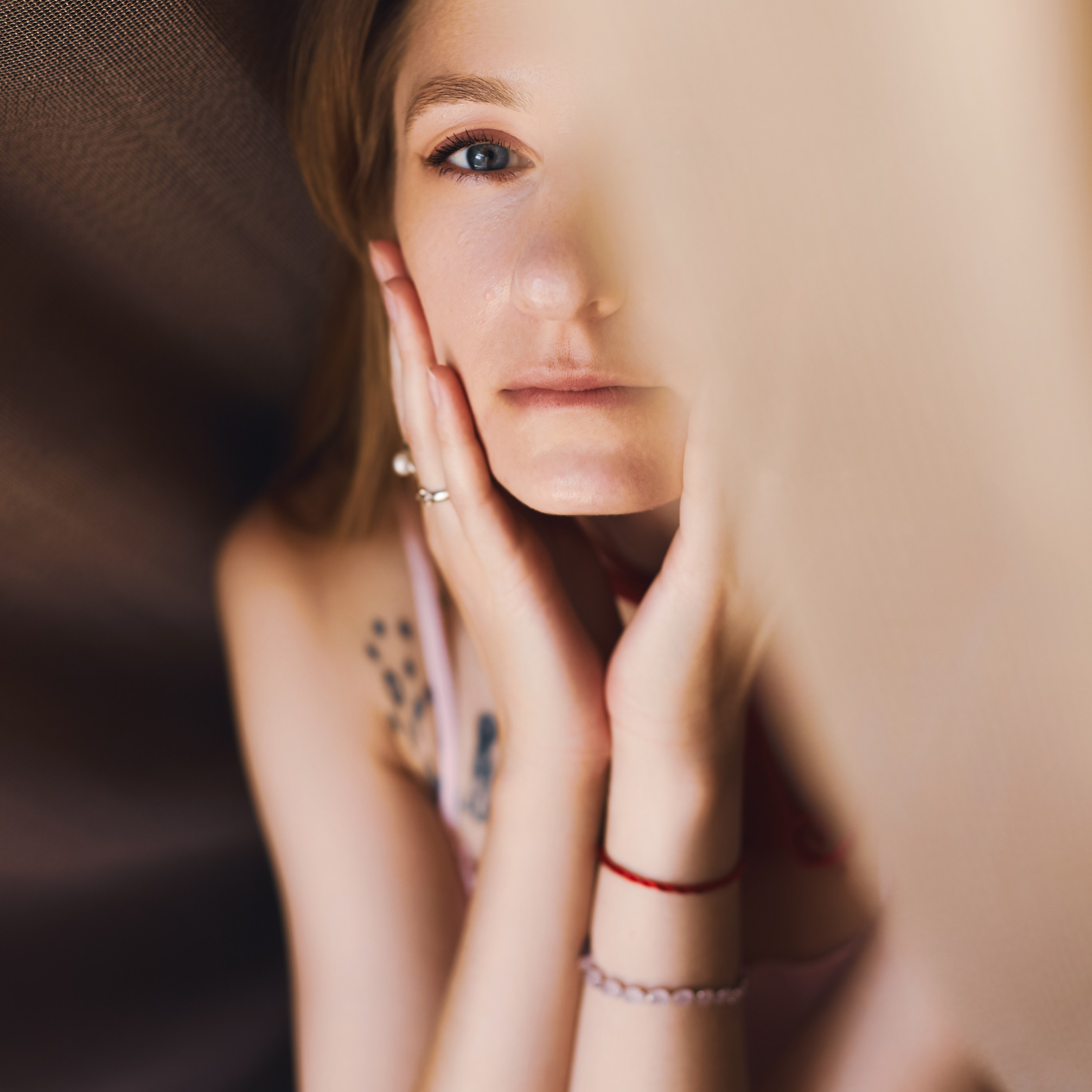 Портретная фотосессия в молодой женщины в романтическом стиле, студийная съемка, мягкий естественный свет