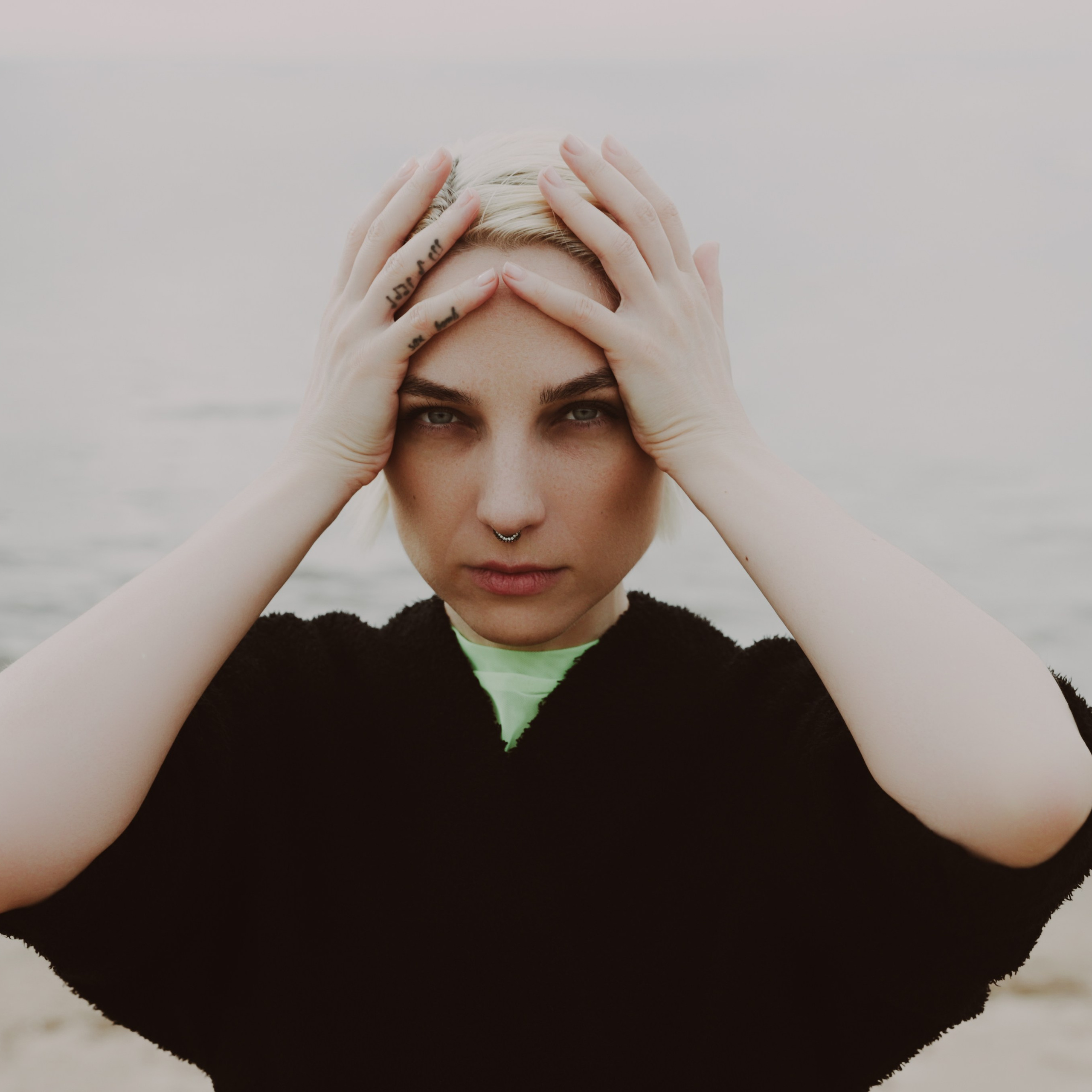 Таня. Фотосессия на пляже осенью.