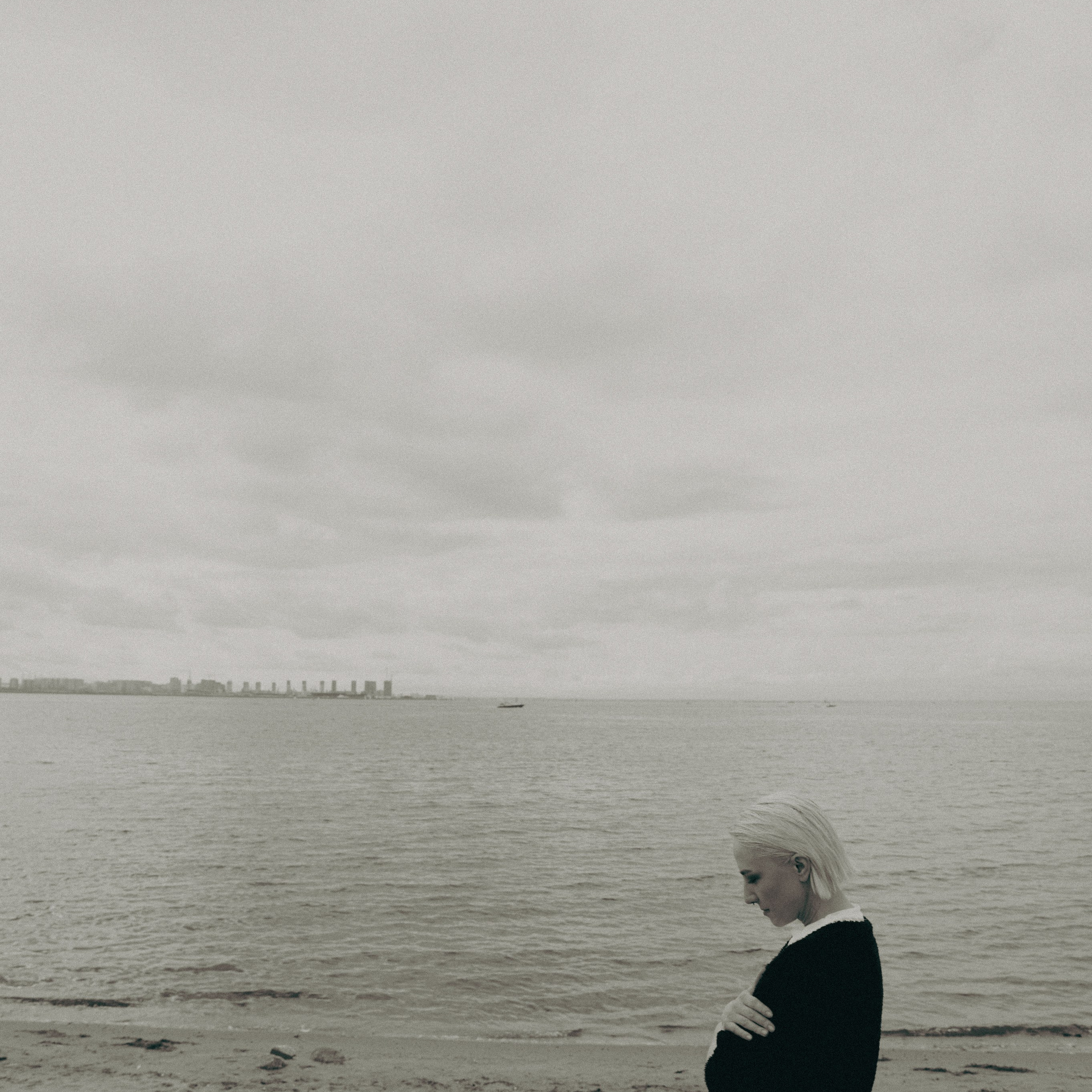 Портретная фотосессия молодой женщины на пляже поздним летом, фотограф Ирина Подборская, Санкт-Петербург