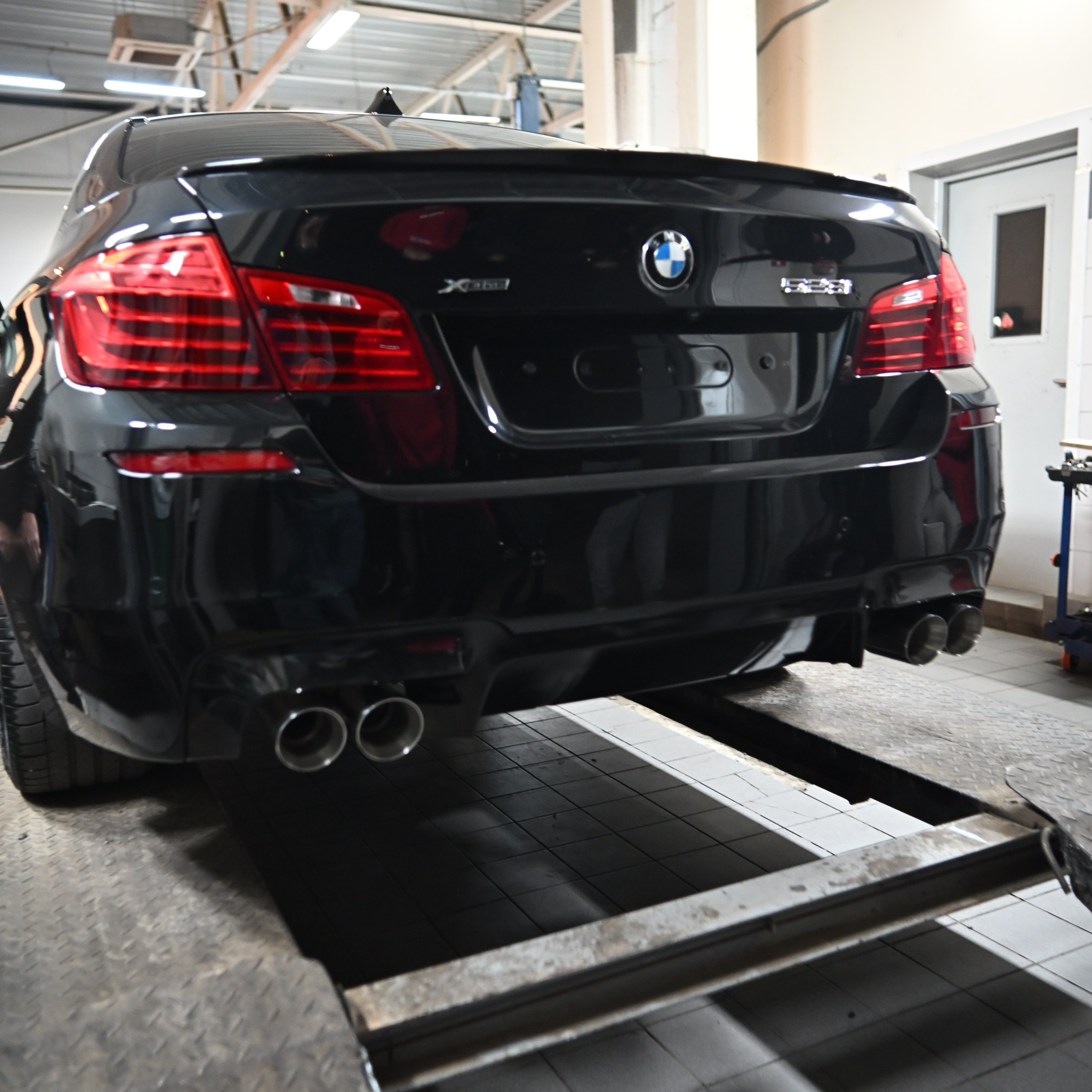 BMW 5 Series (F10) раздвоение и установка двойных насадок М