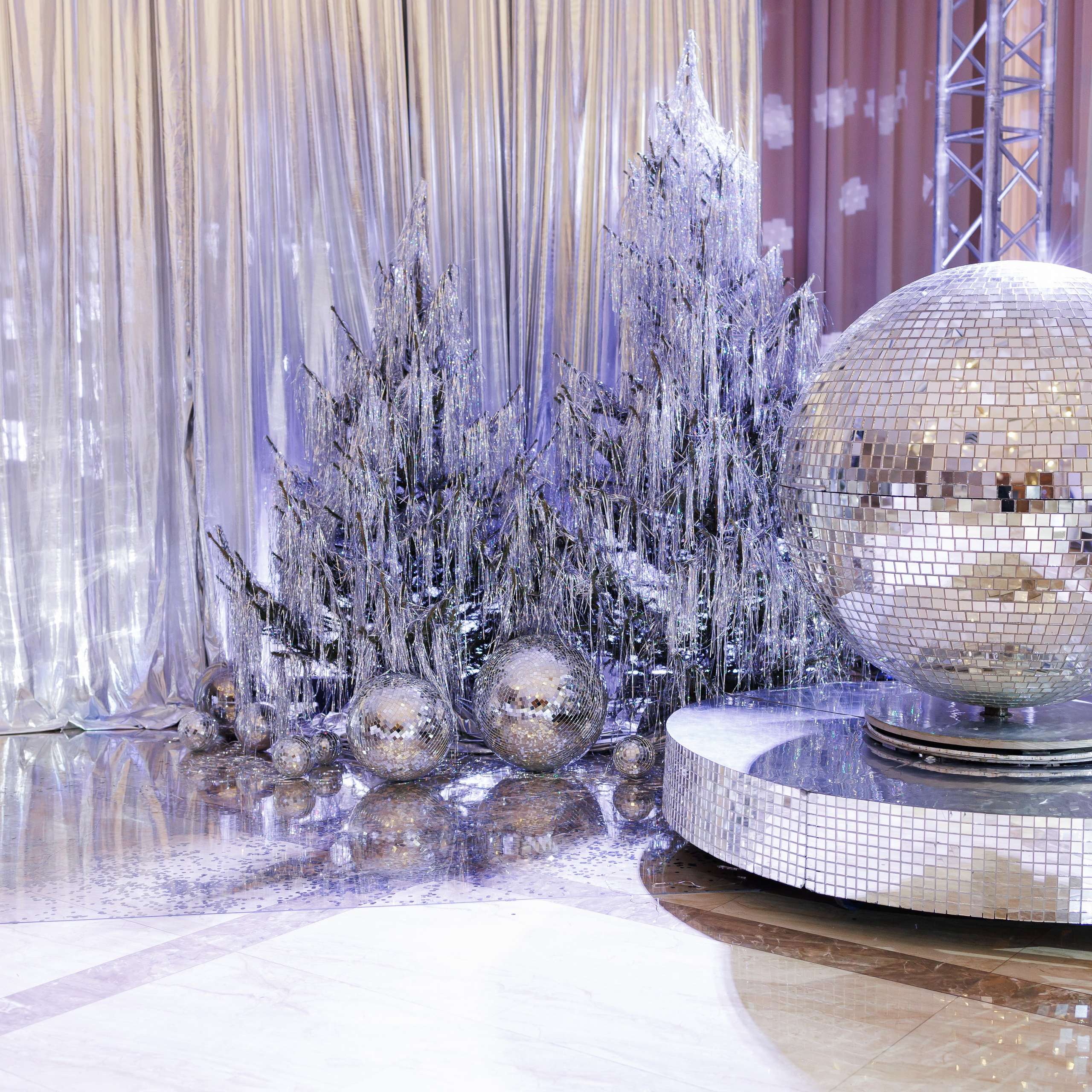 Новогоднее оформление банкетного зала для корпоративного праздника компании