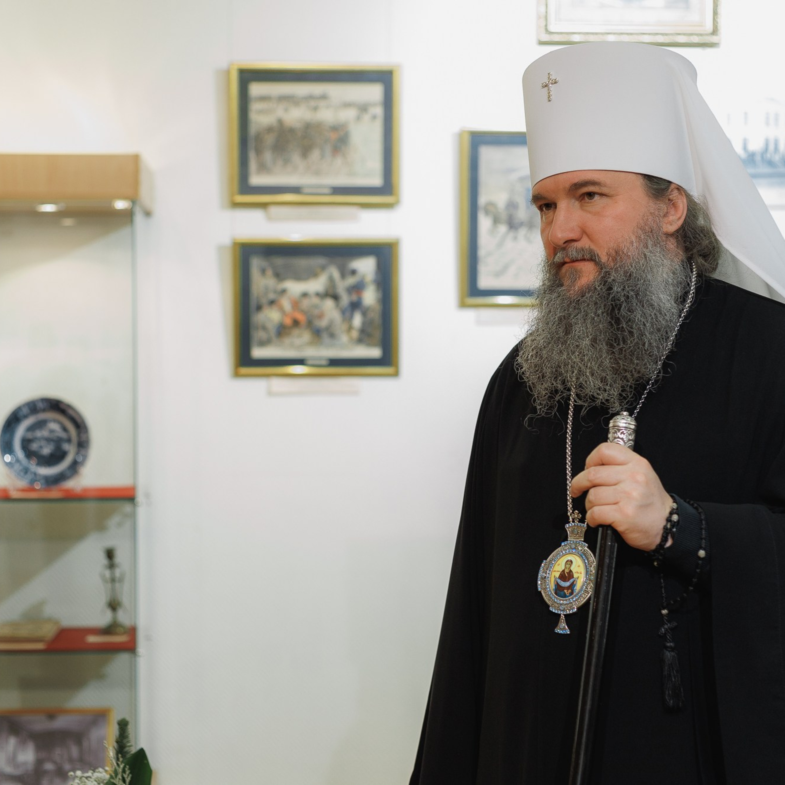 Официальная церемония: митрополит и гости на выставке картин.