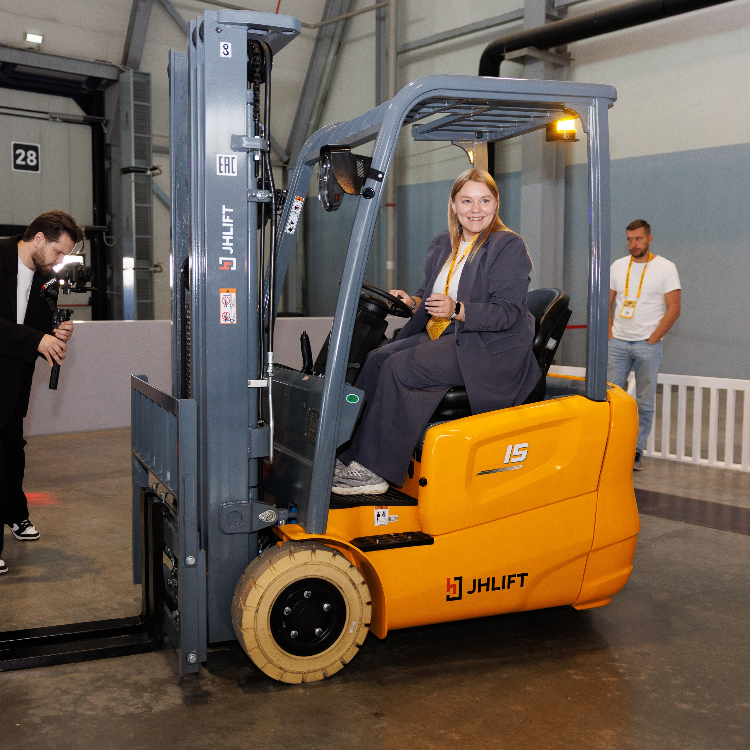 Демонстрация складской техники JHLIFT для гостей выставки Иннопром