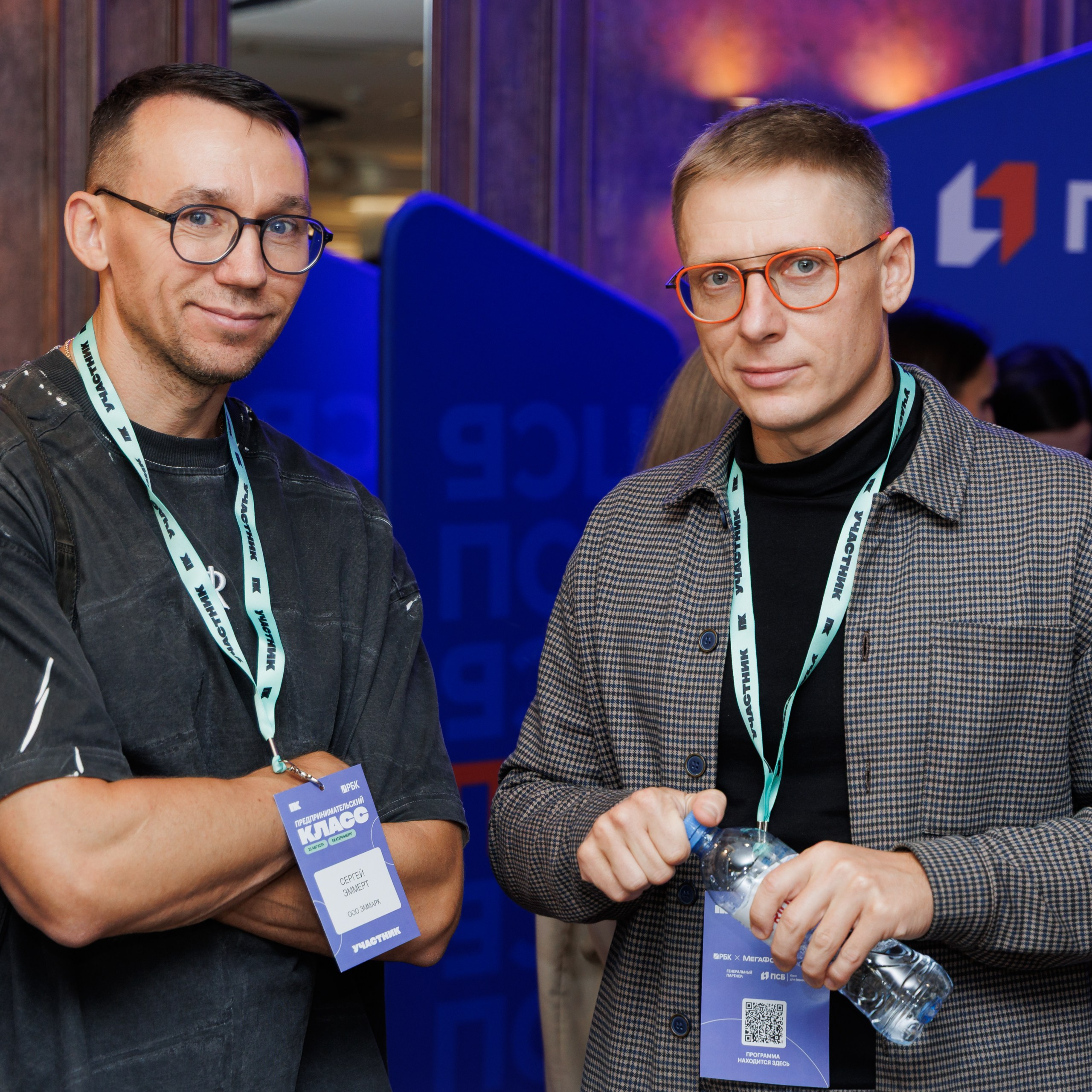 Корпоративное событие — коллеги общаются во время перерыва на бизнес-площадке.