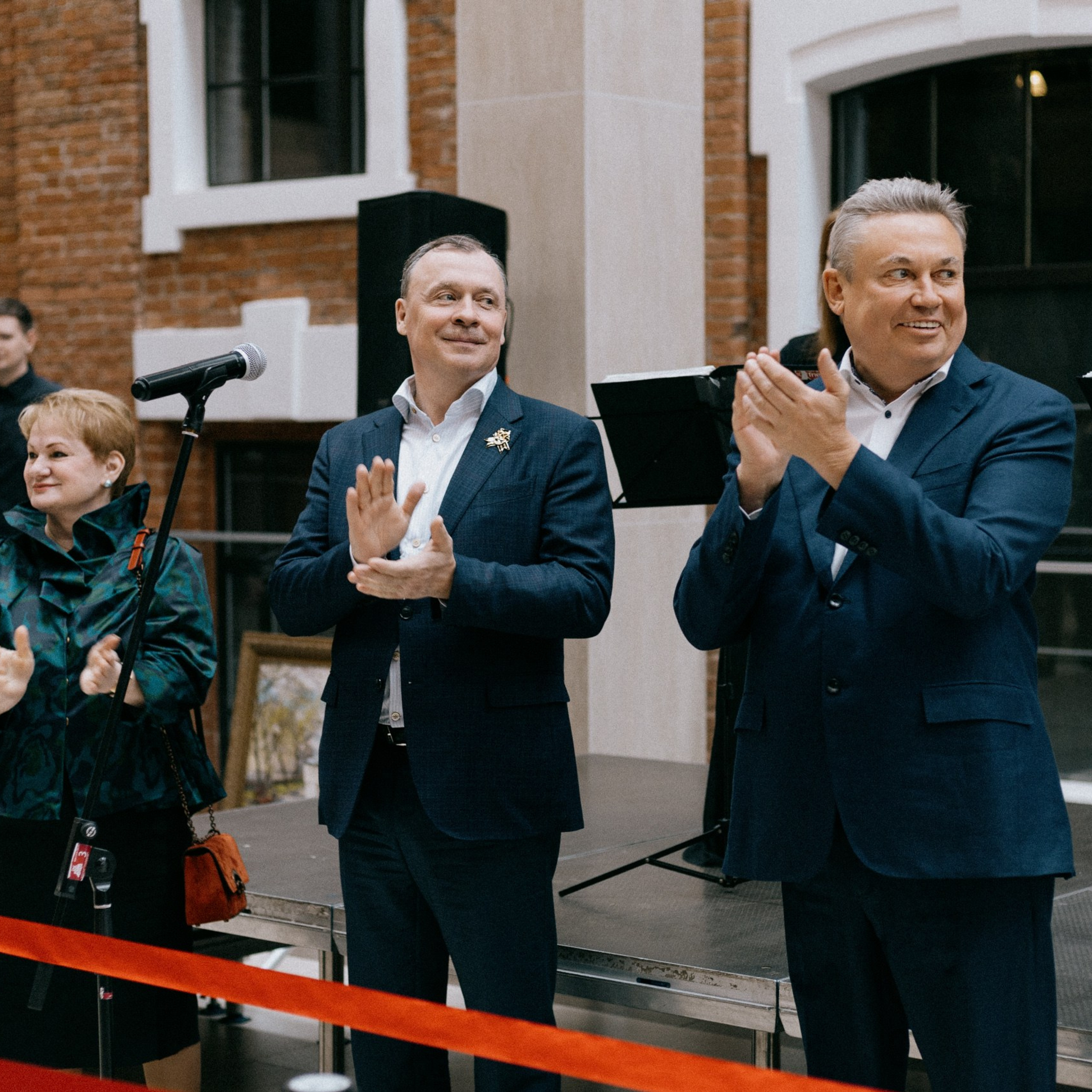 Официальные лица во время открытия выставки в центре города.