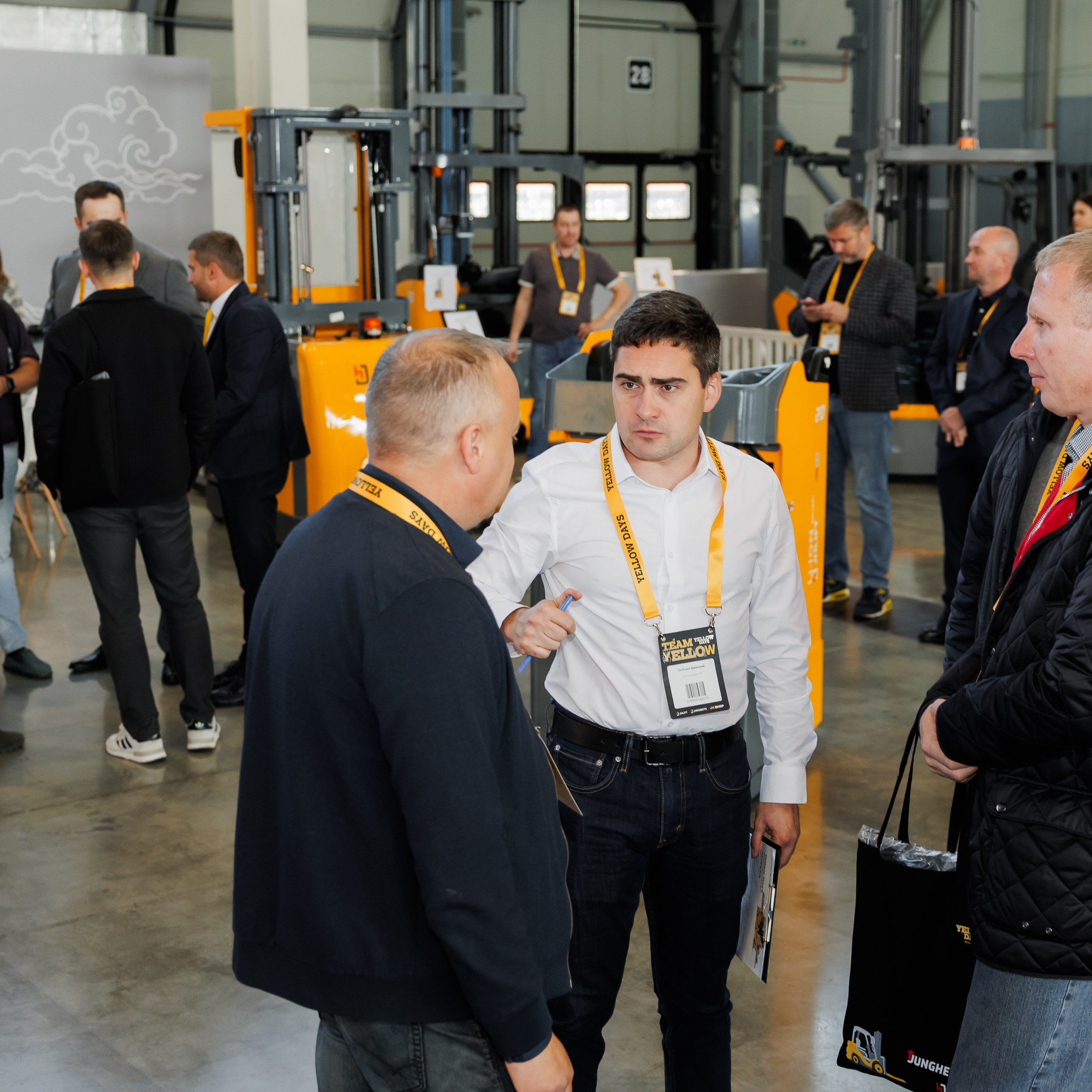 Переговоры менеджеров Jungheinrich с клиентами на Yellow Days 2025