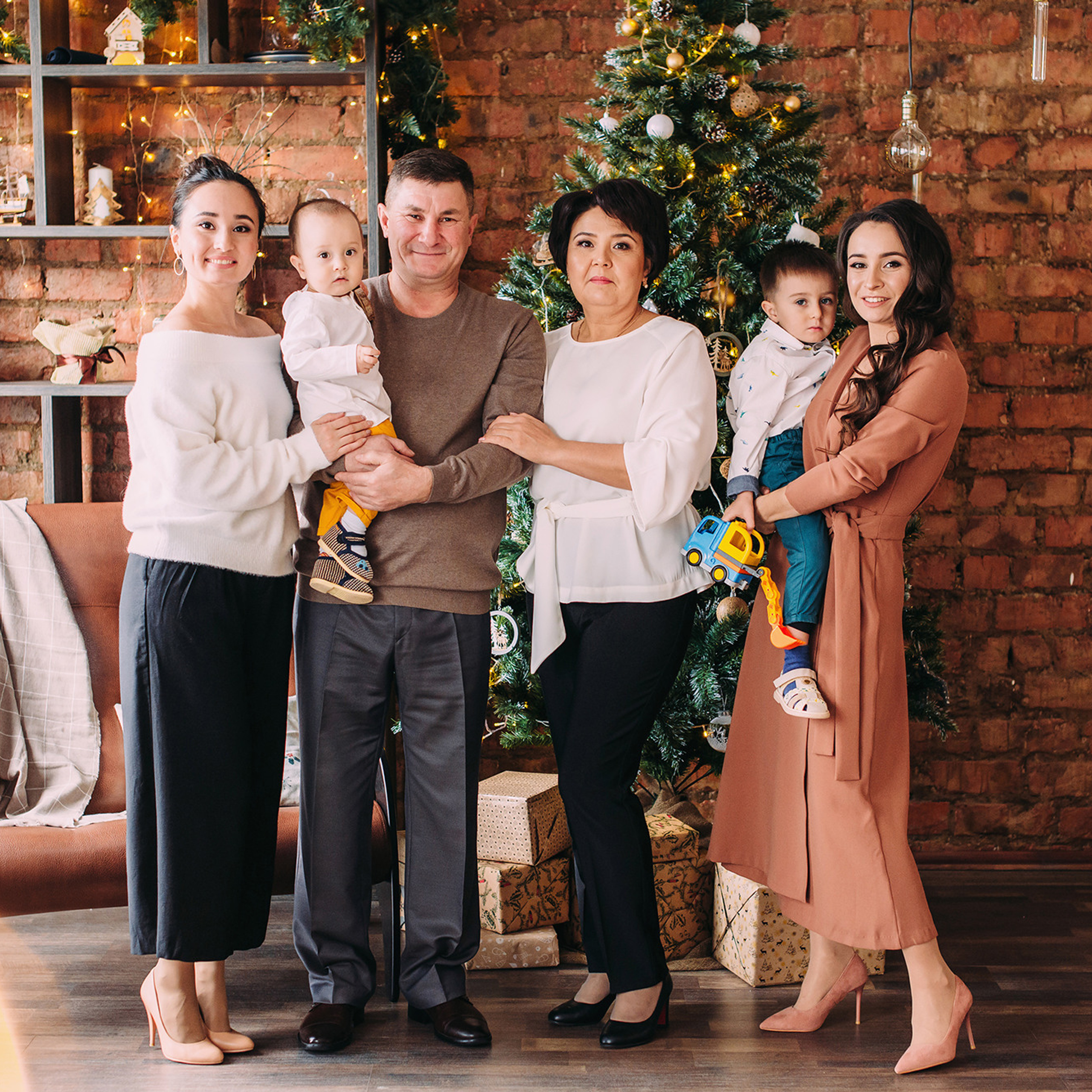 Желто-синий экскаватор с оранжевым ковшом