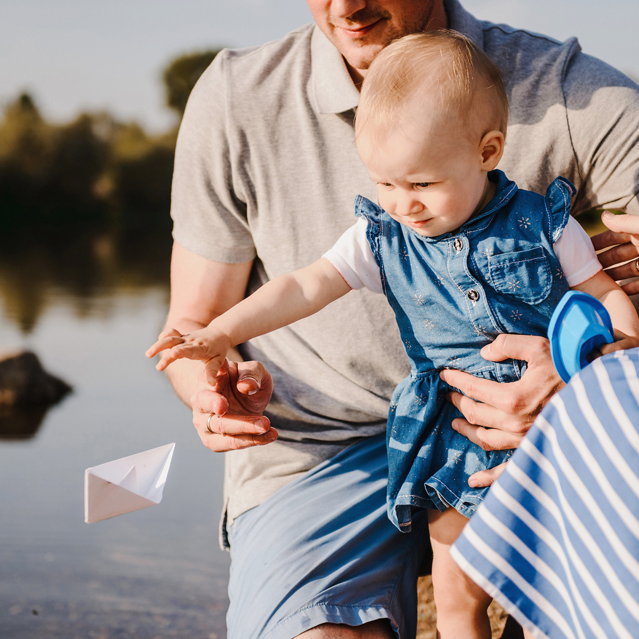 Бумажный кораблик и тёплый берег реки