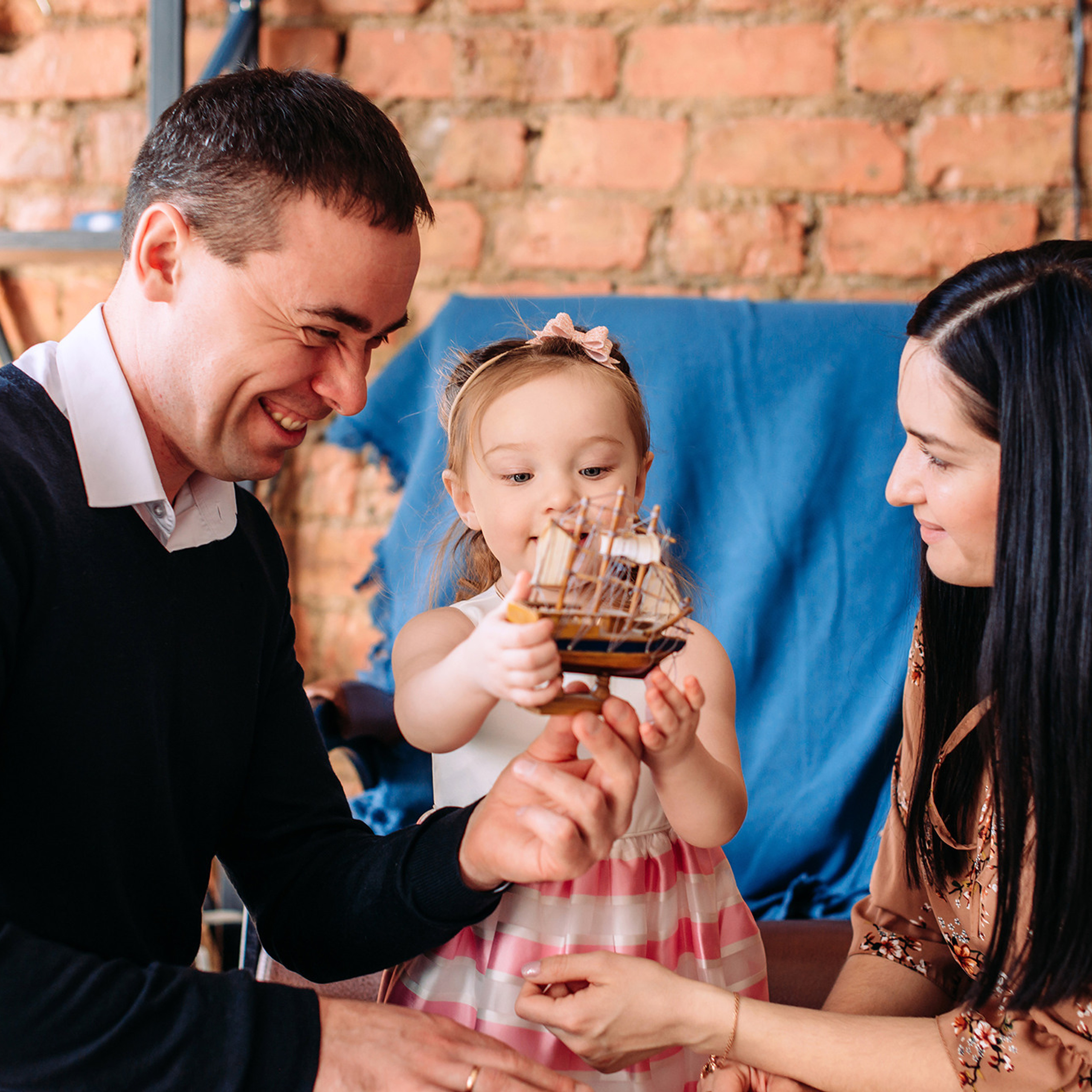 Кораблик с парусами по солнечным лучам