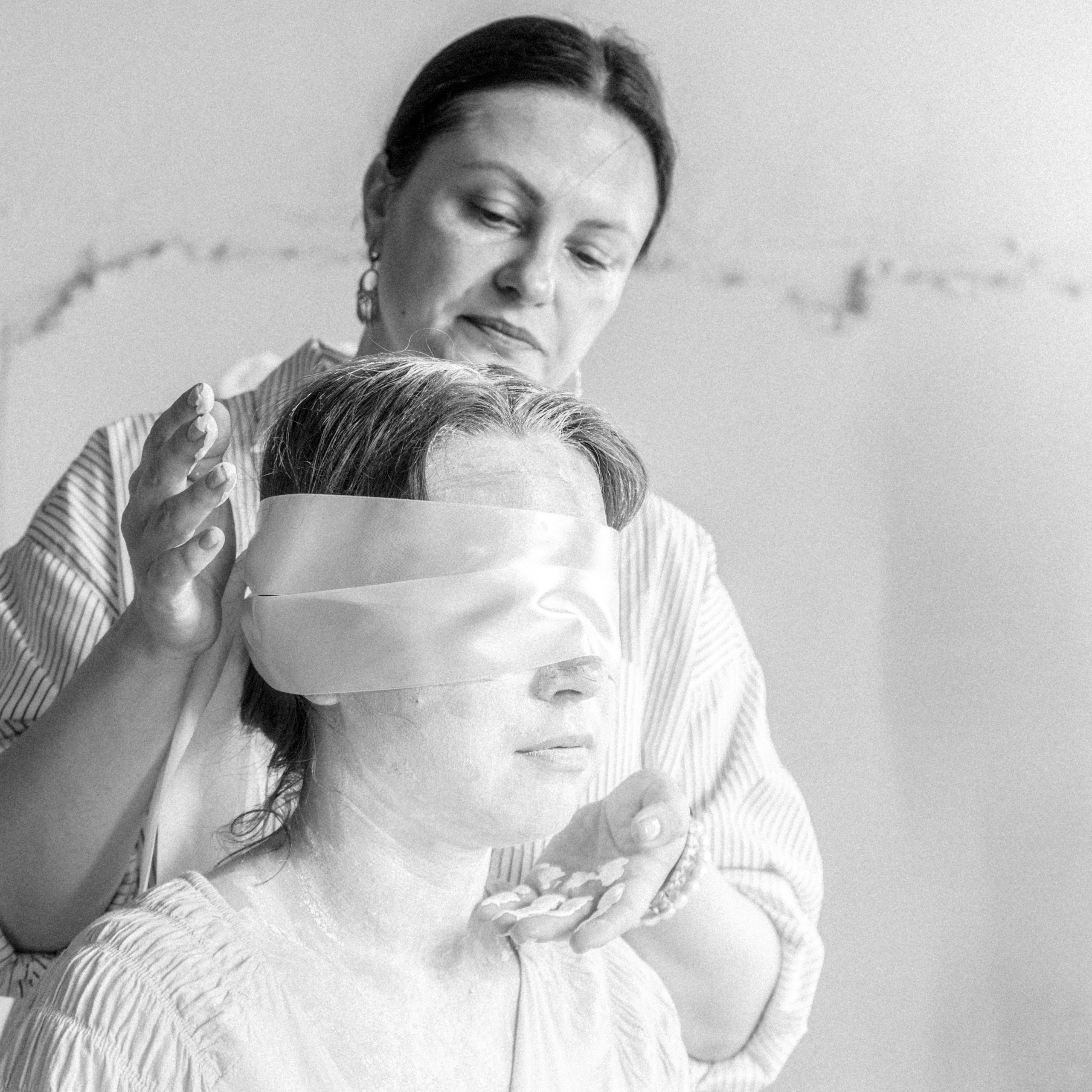 Железо железо острит, и человек изощряет взгляд друга своего