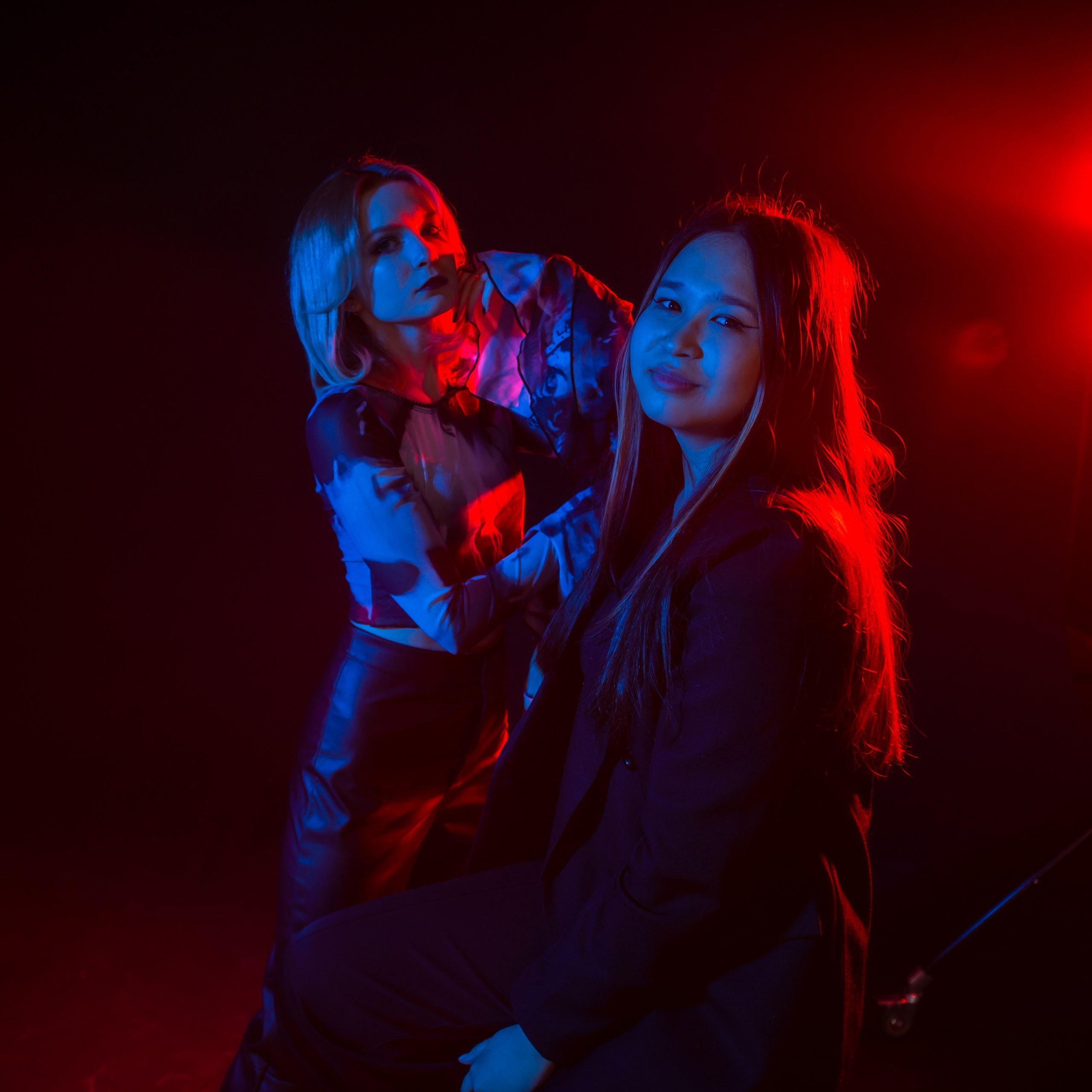 Студия. Черная циклорама с цветной подсветкой