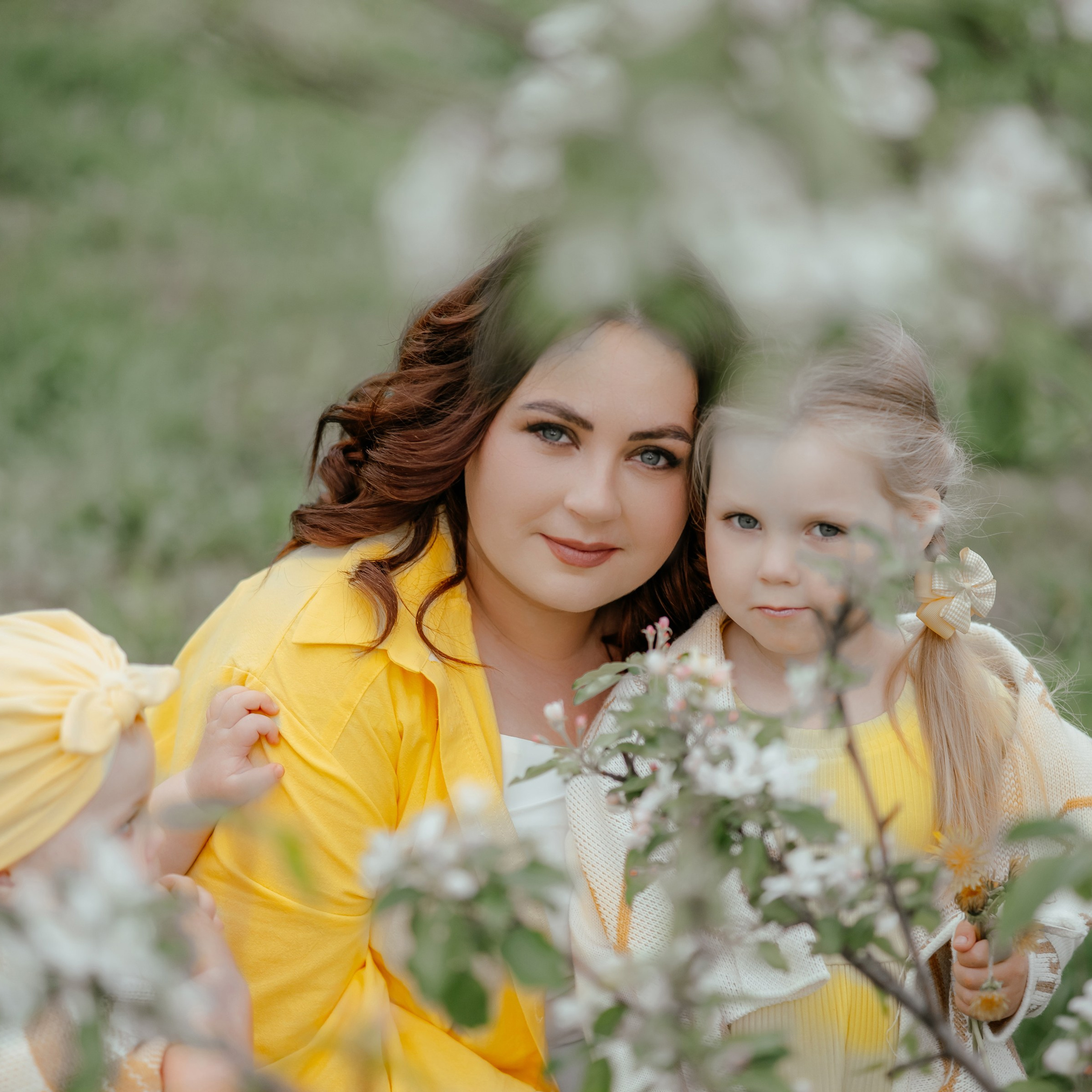 Весенняя, цветущий яблоневый сад