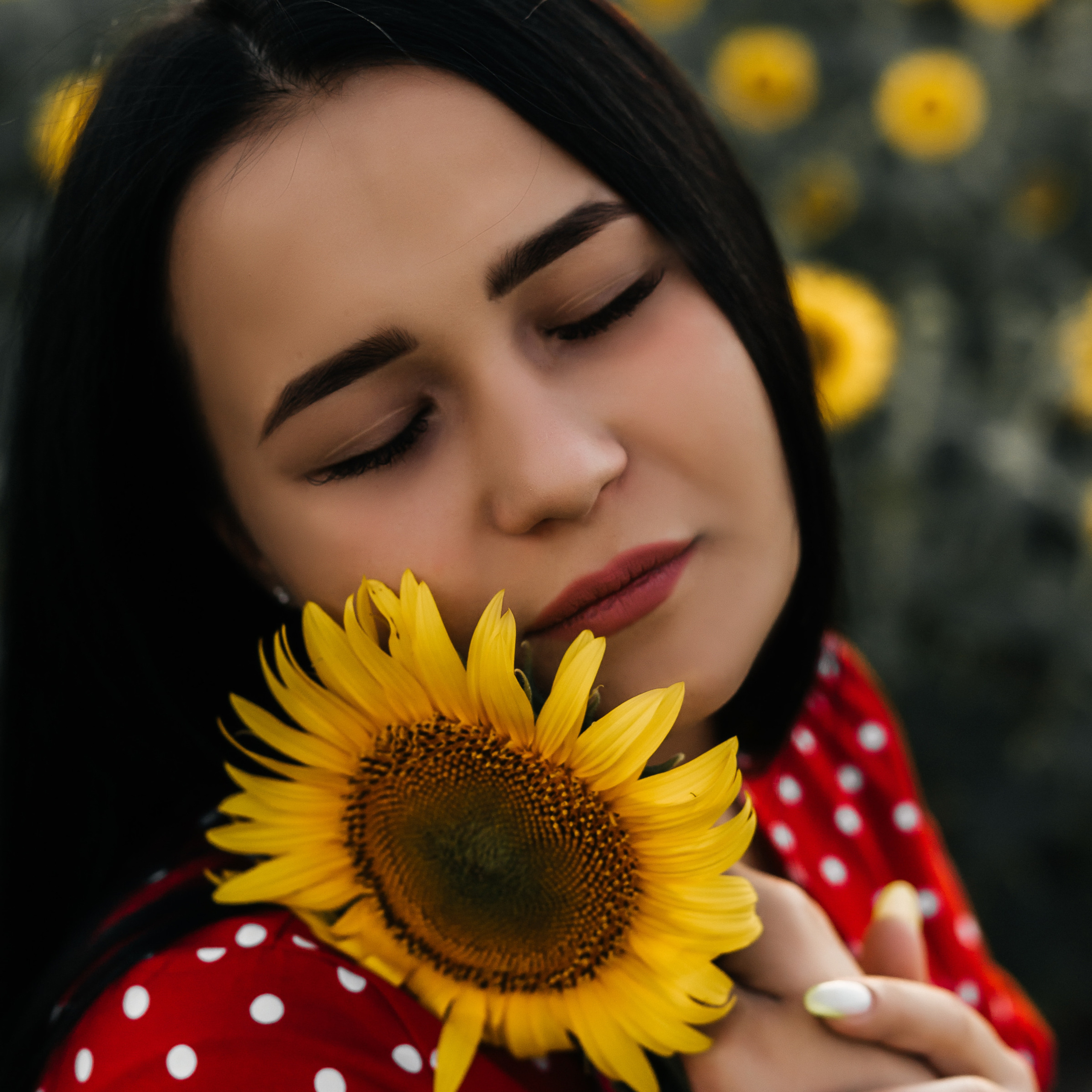 Полина в поле подсолнухов