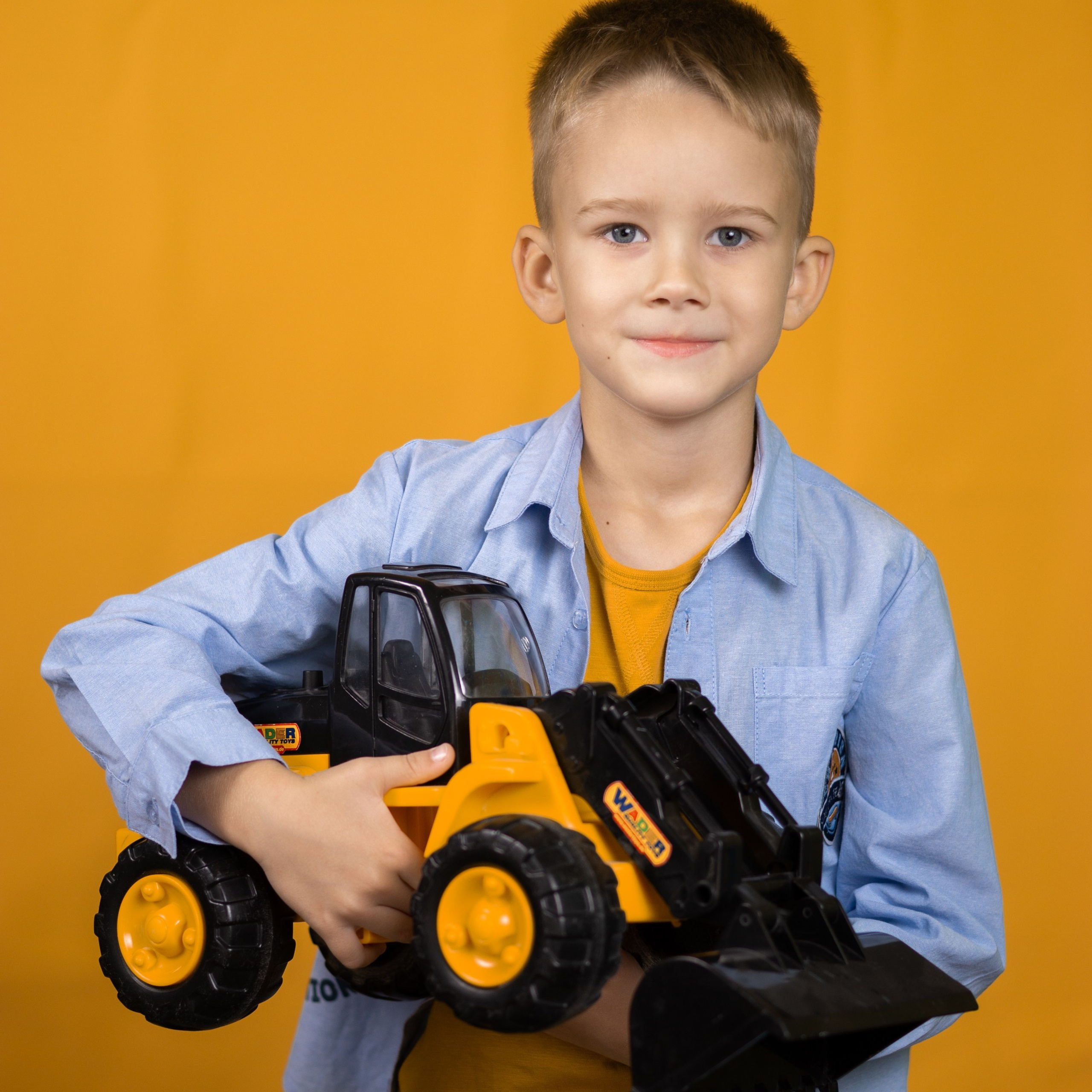 портреты на желтом фонее