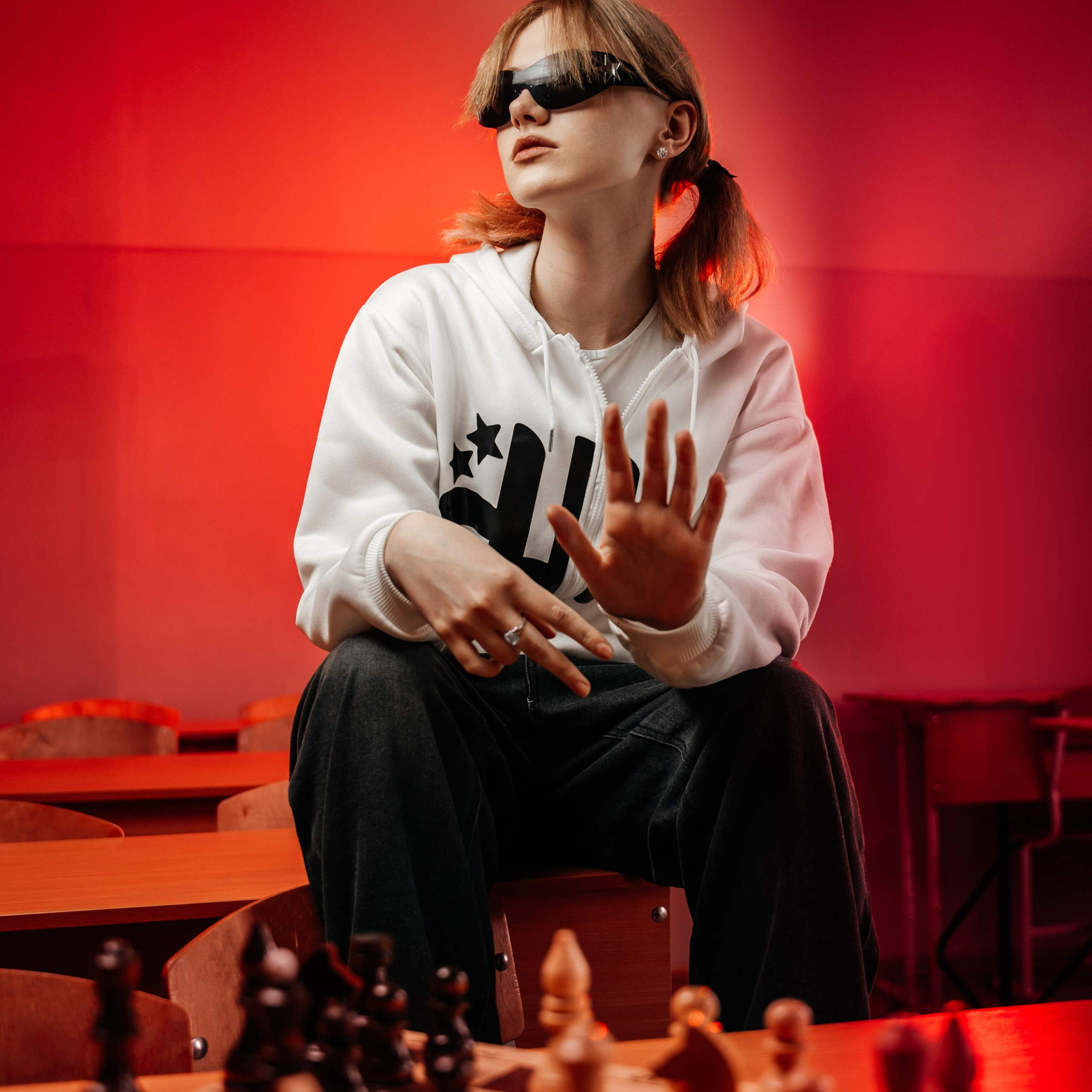 В школе, с красной подсветкой